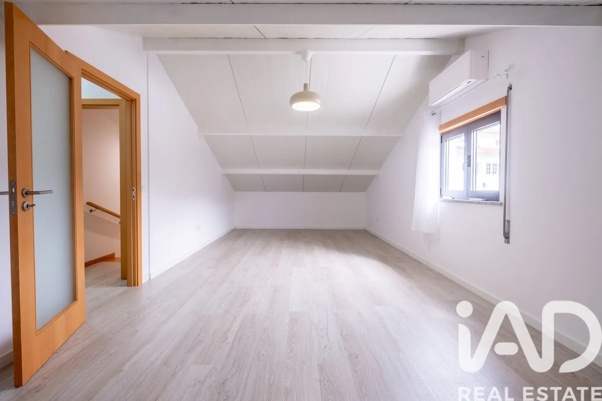 Contemporary 3-Bedroom House with Terrace and Garden in Coja, Portugal - View image 24 of 37