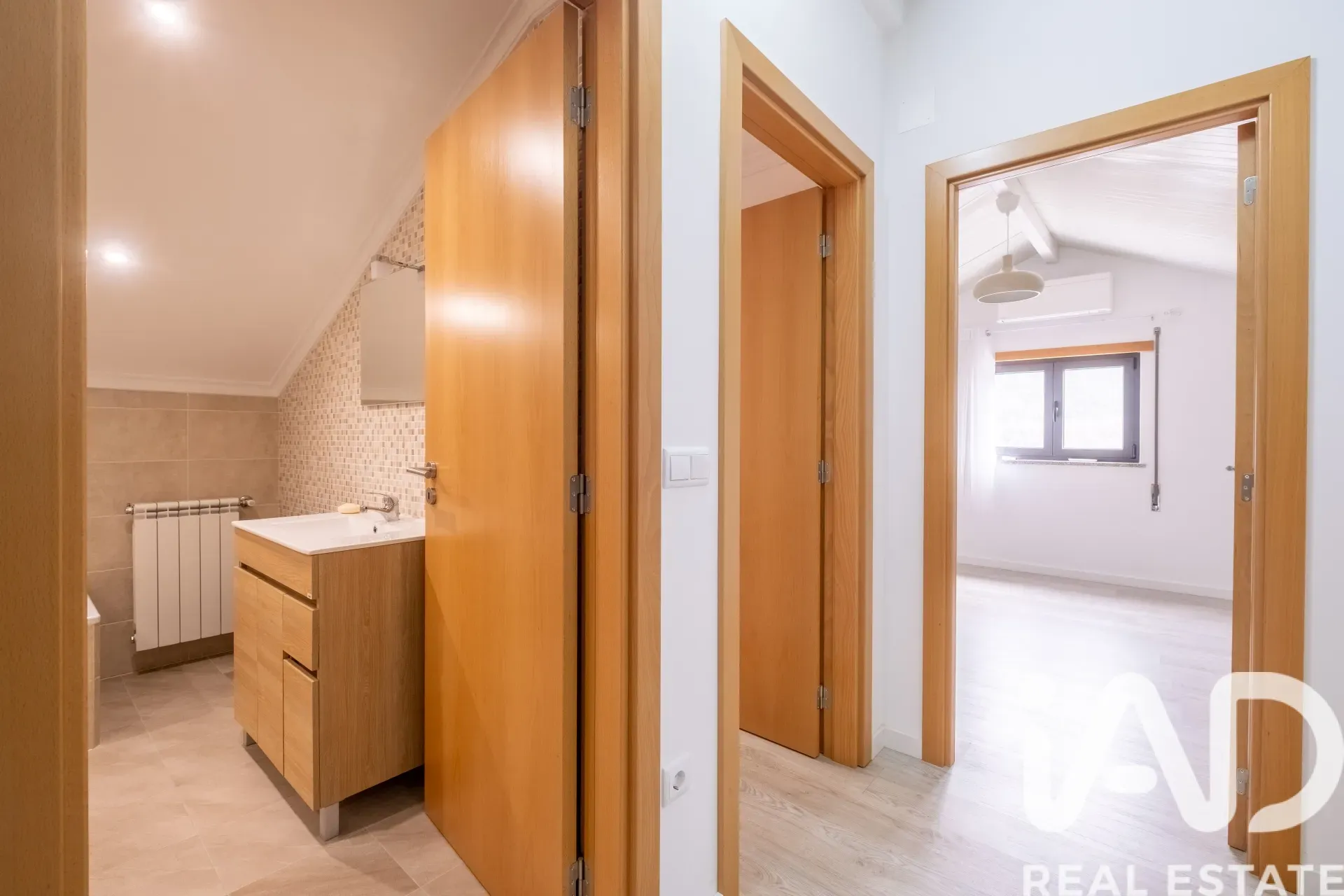 Contemporary 3-Bedroom House with Terrace and Garden in Coja, Portugal - View image 27 of 37