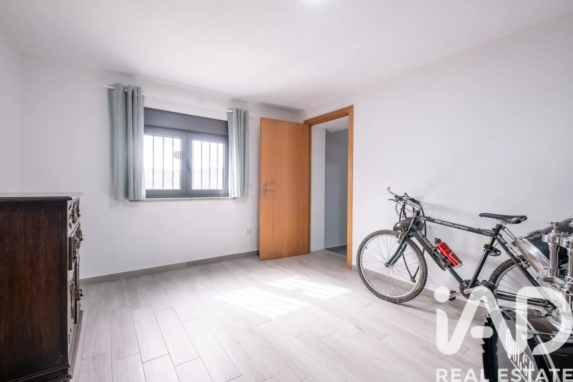 Contemporary 3-Bedroom House with Terrace and Garden in Coja, Portugal - View image 30 of 37