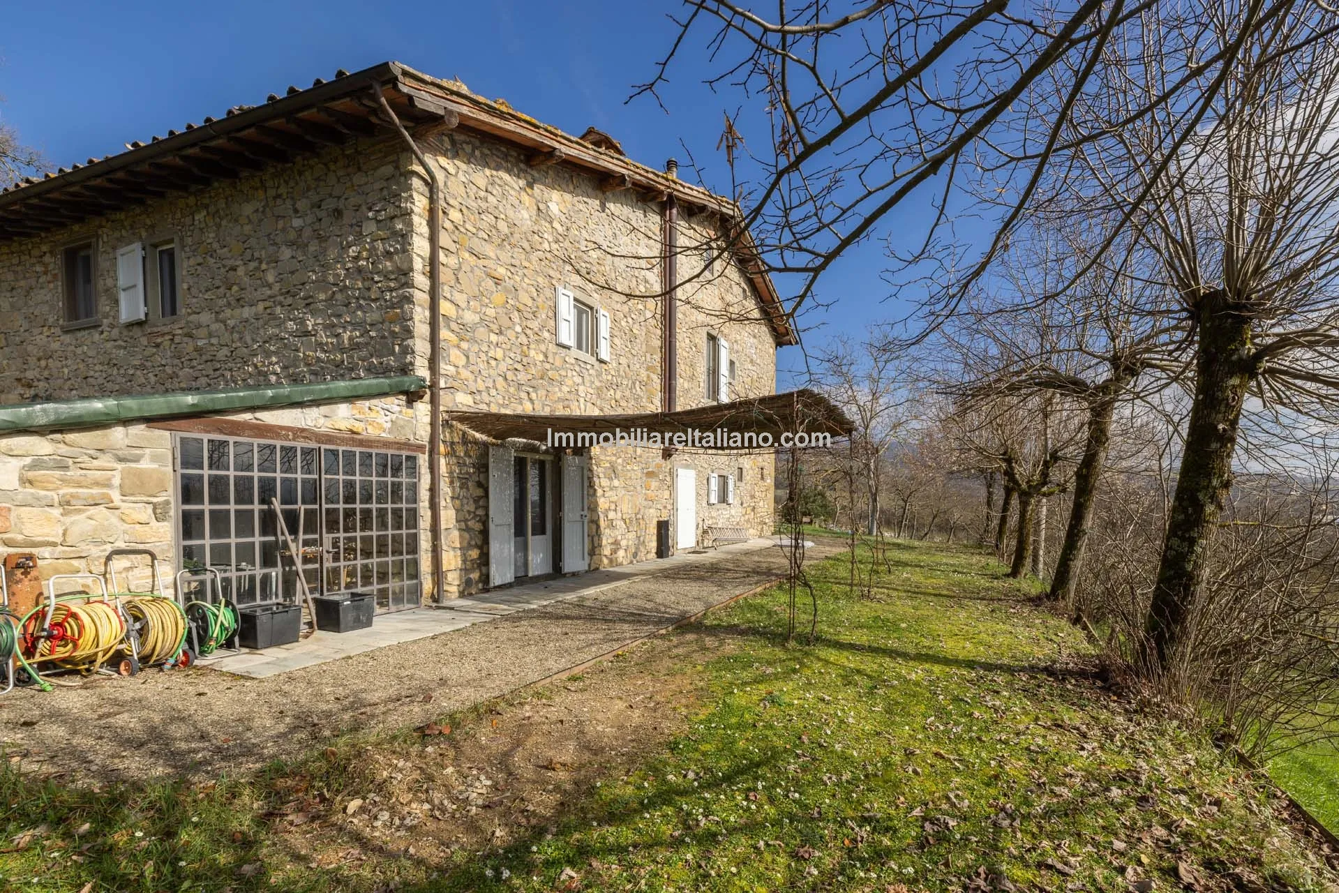 5-Bedroom Farmhouse with Expansive Gardens in Tuscany's Arezzo Province - Image 1
