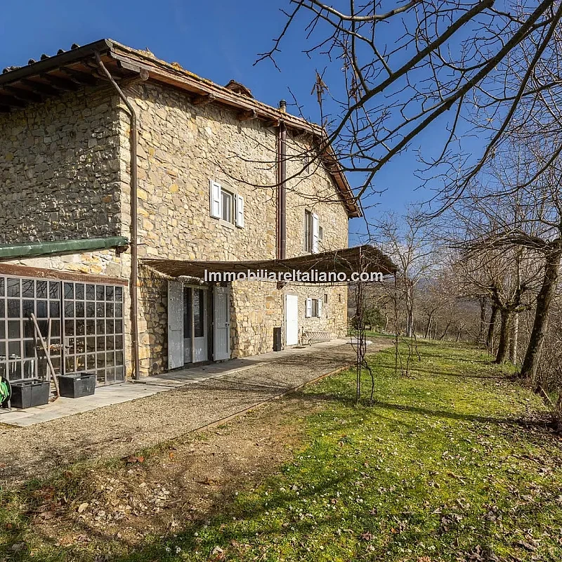 5-værelses gård med store haver i Arezzo-provinsen i Toscana