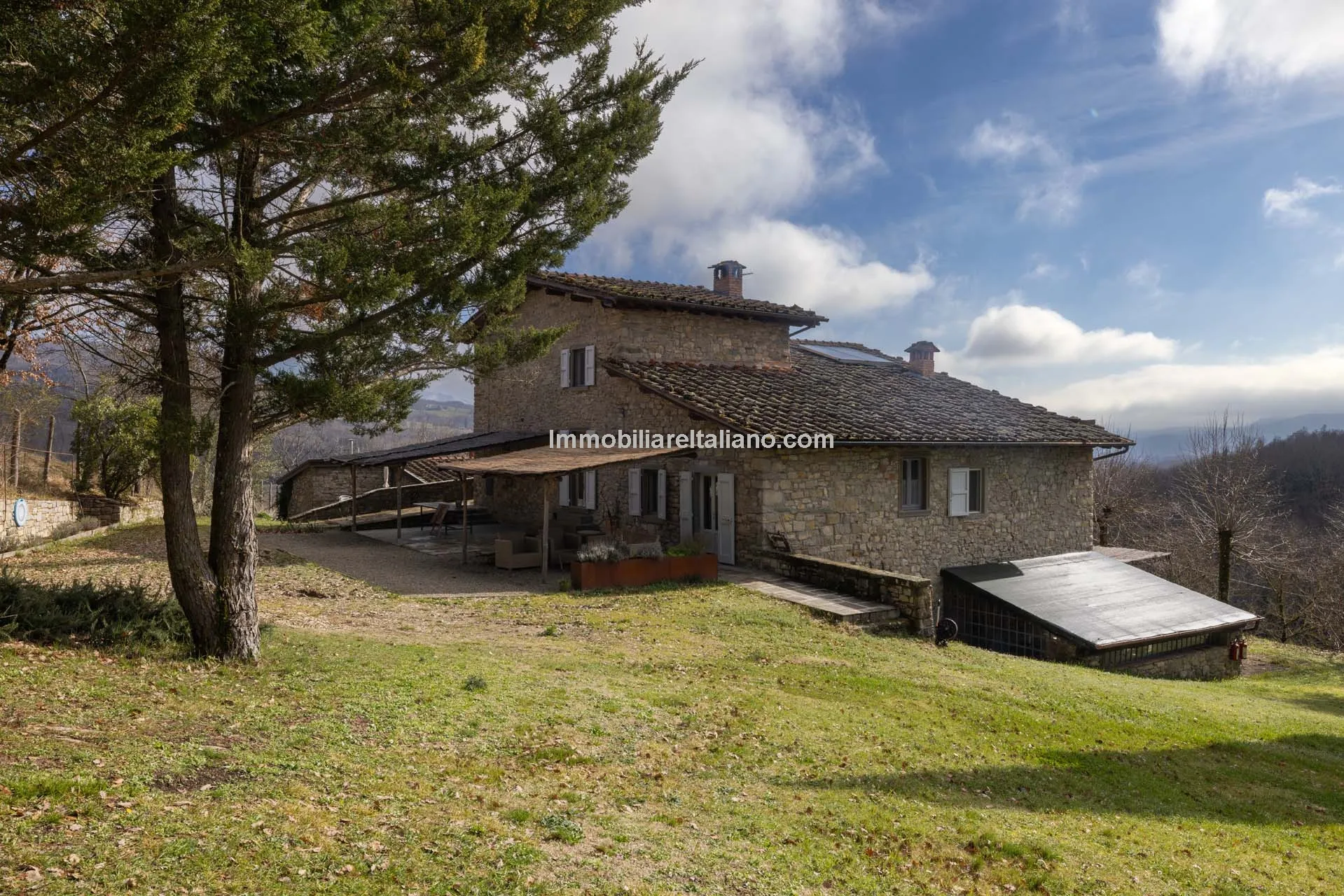 5-Bedroom Farmhouse with Expansive Gardens in Tuscany's Arezzo Province - Image 2