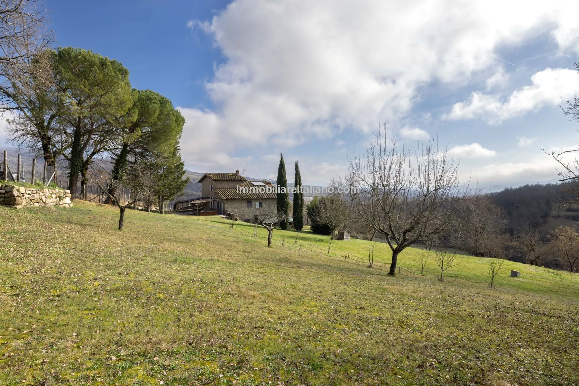 5-Bedroom Farmhouse with Expansive Gardens in Tuscany's Arezzo Province - Image 3