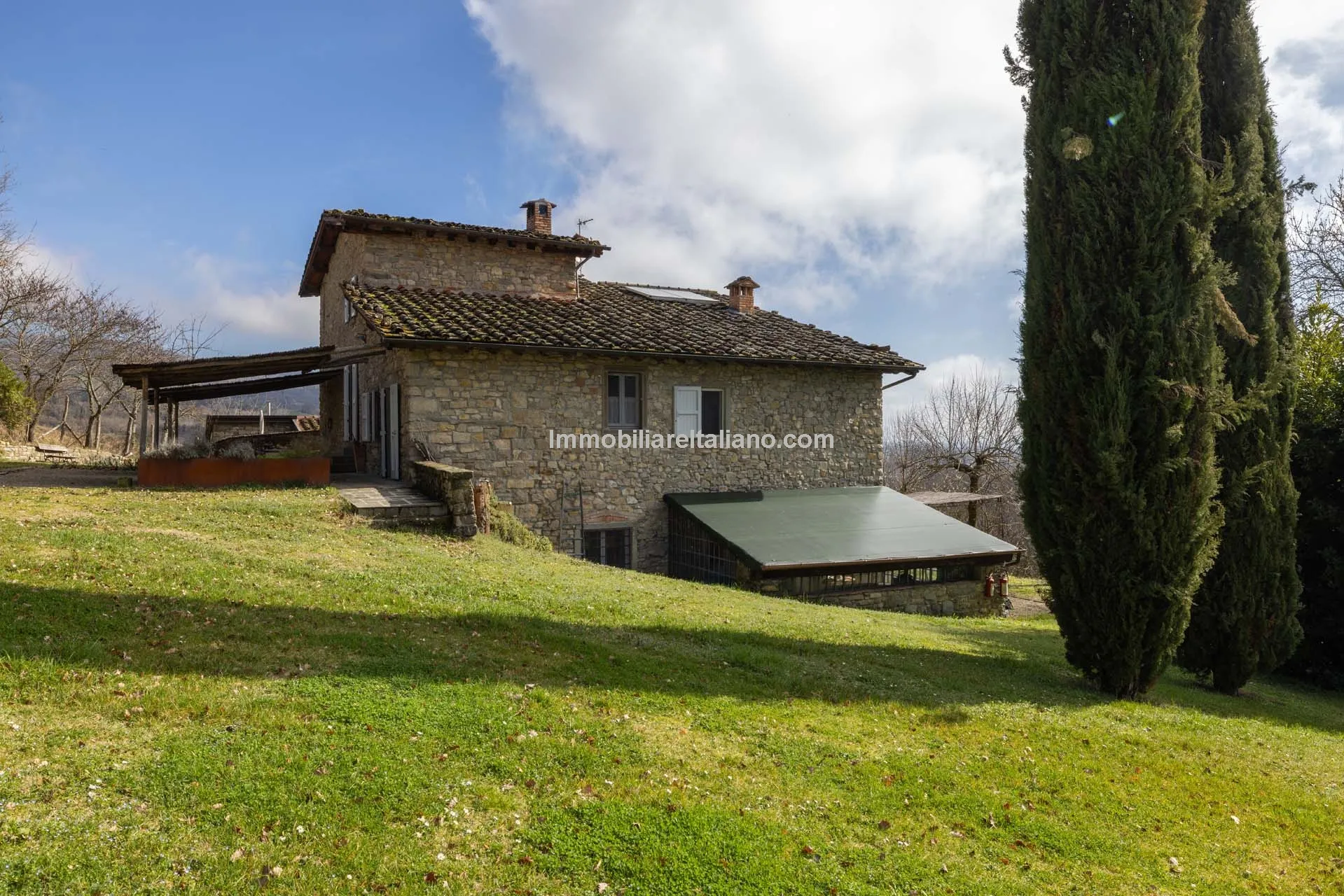 5-Bedroom Farmhouse with Expansive Gardens in Tuscany's Arezzo Province - Image 4