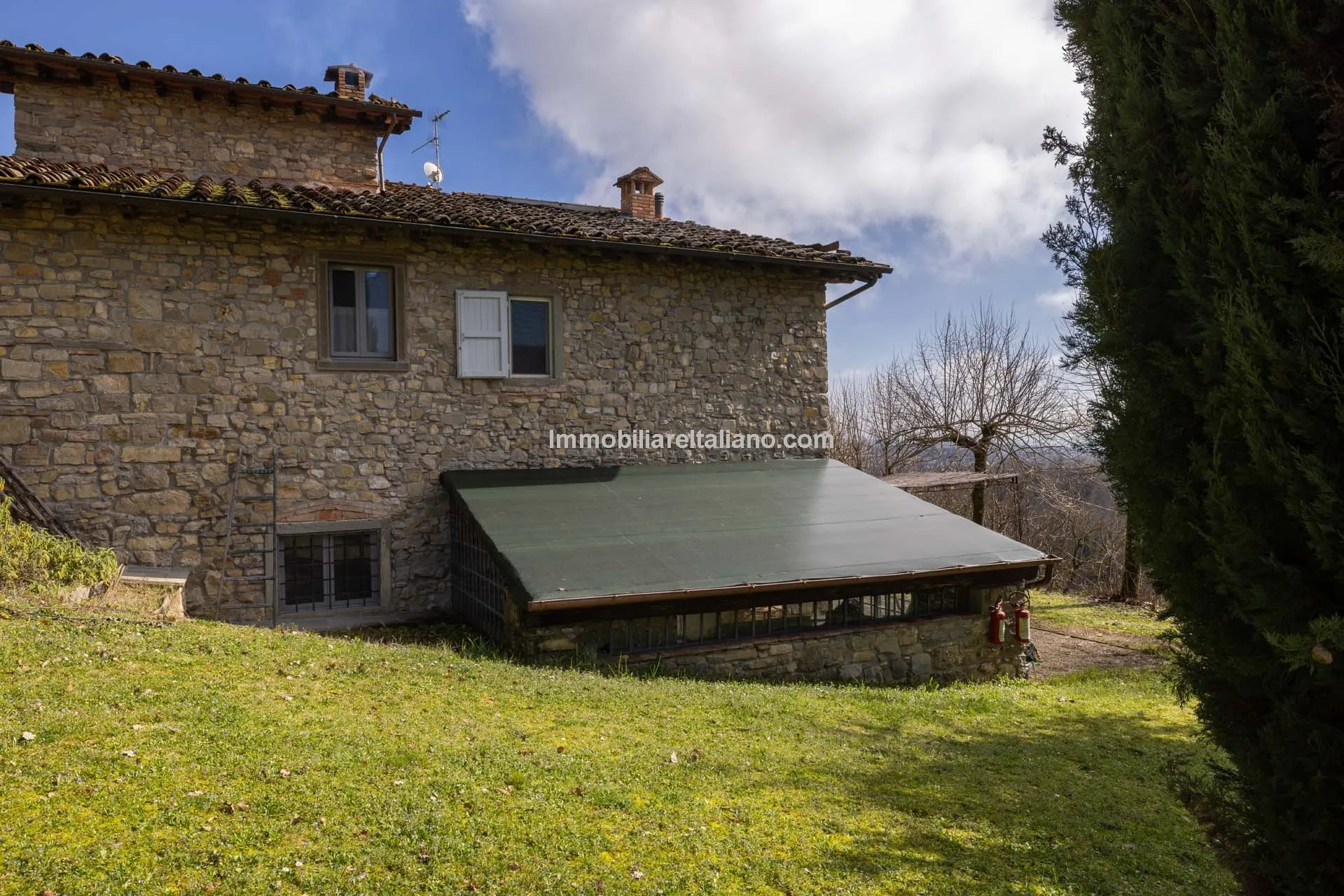 5-Bedroom Farmhouse with Expansive Gardens in Tuscany's Arezzo Province - Image 5
