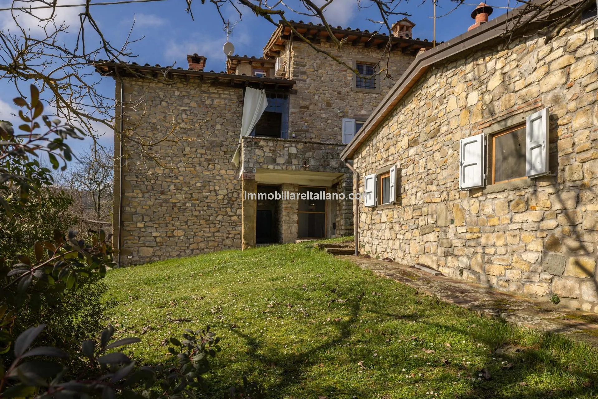 5-Bedroom Farmhouse with Expansive Gardens in Tuscany's Arezzo Province - View image 9 of 66