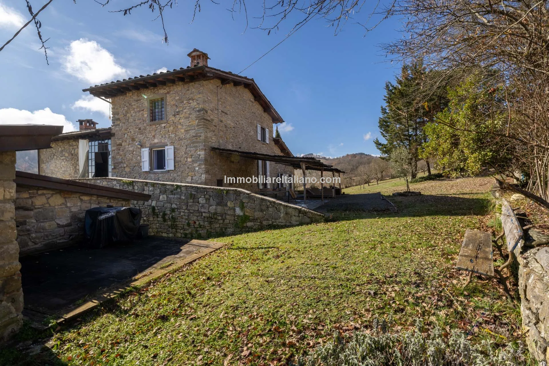 5-Bedroom Farmhouse with Expansive Gardens in Tuscany's Arezzo Province - View image 10 of 66