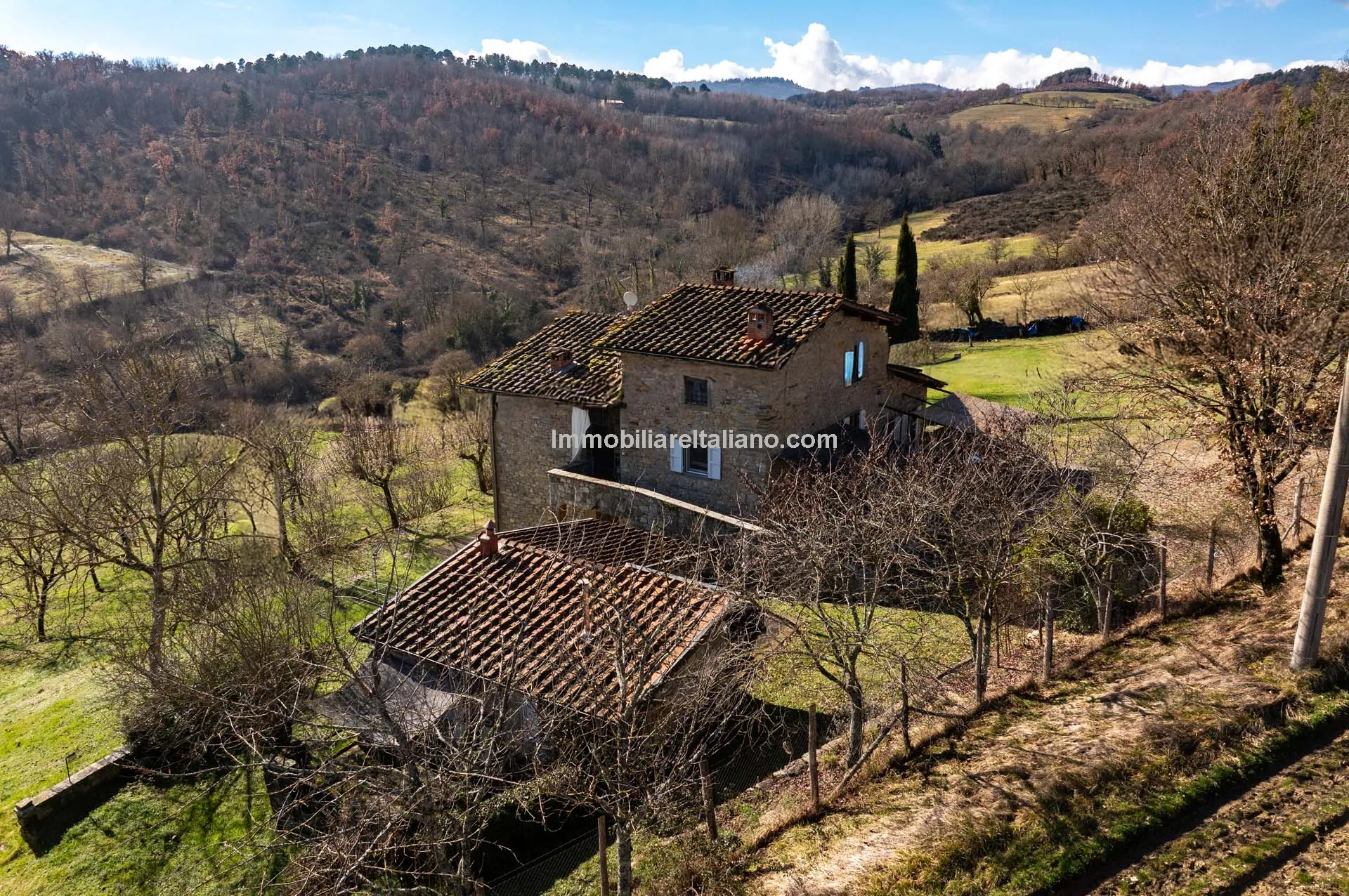 5-Bedroom Farmhouse with Expansive Gardens in Tuscany's Arezzo Province - View image 19 of 66
