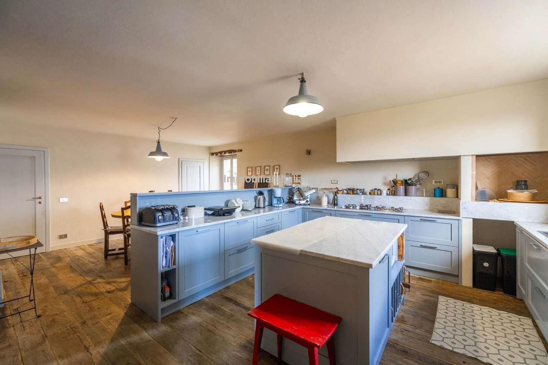 5-Bedroom Farmhouse with Expansive Gardens in Tuscany's Arezzo Province - View image 32 of 66