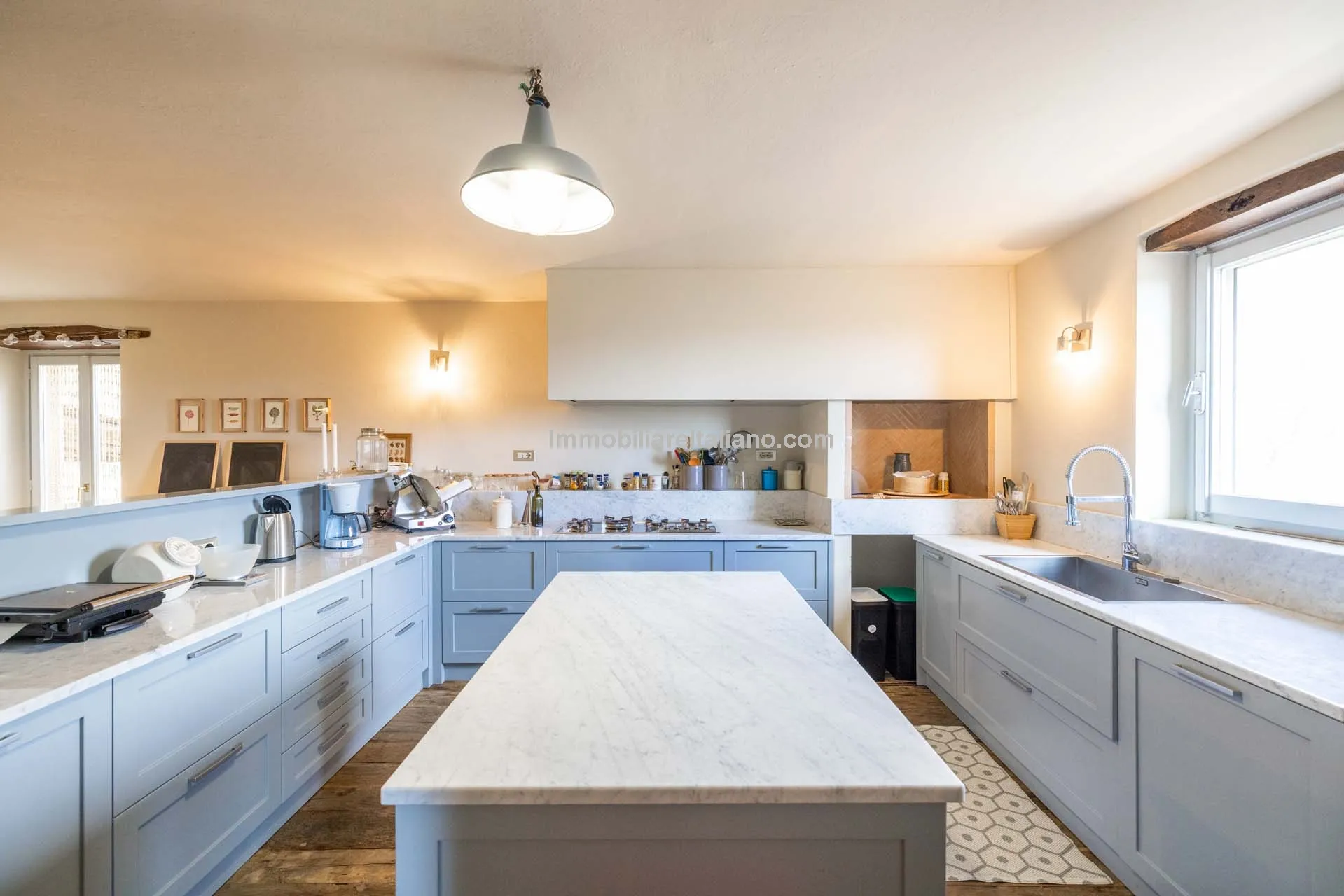 5-Bedroom Farmhouse with Expansive Gardens in Tuscany's Arezzo Province - View image 33 of 66