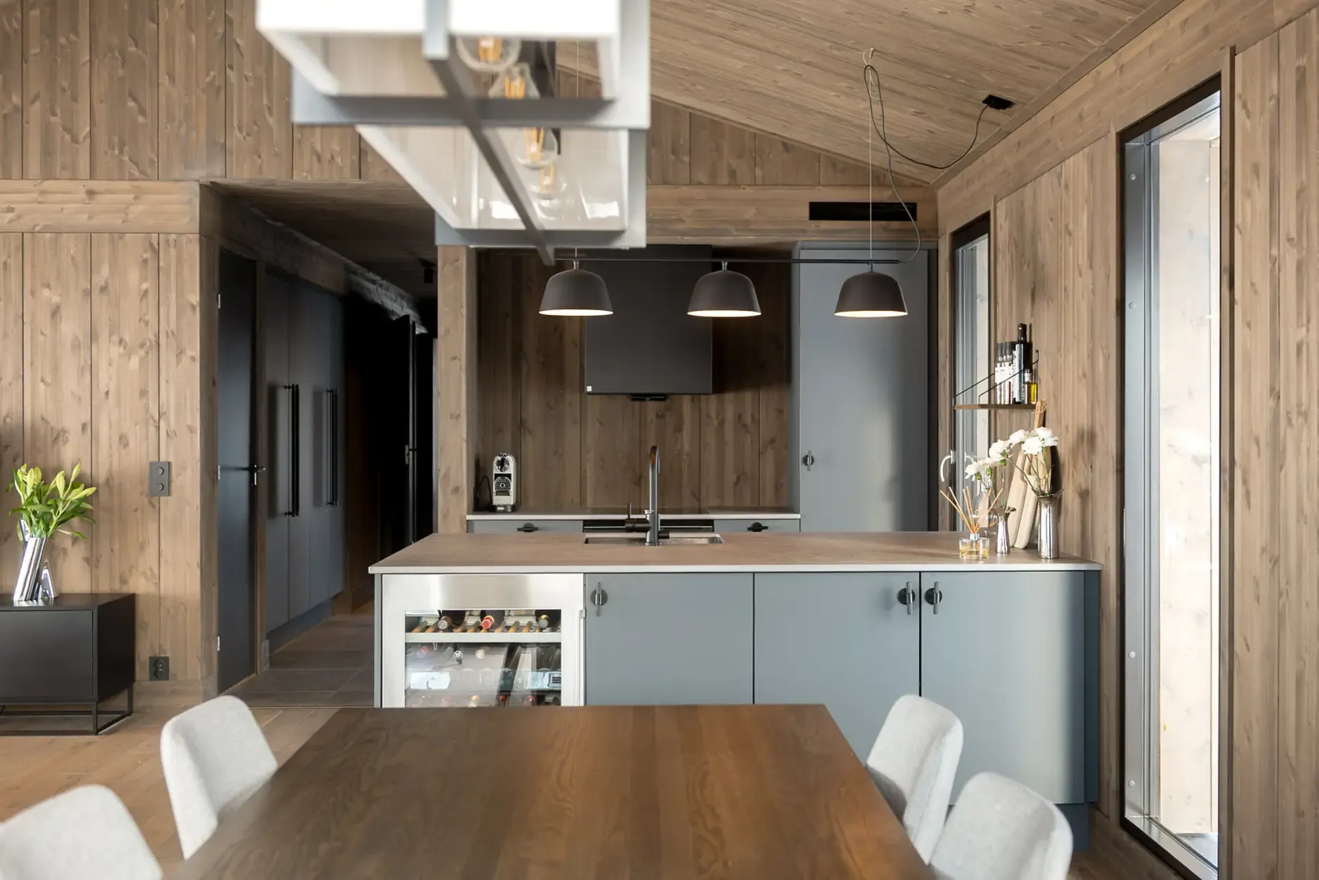 Contemporary 3-Bedroom Cabin with Ski Access in Scenic Øyer, Norway - View image 12 of 38