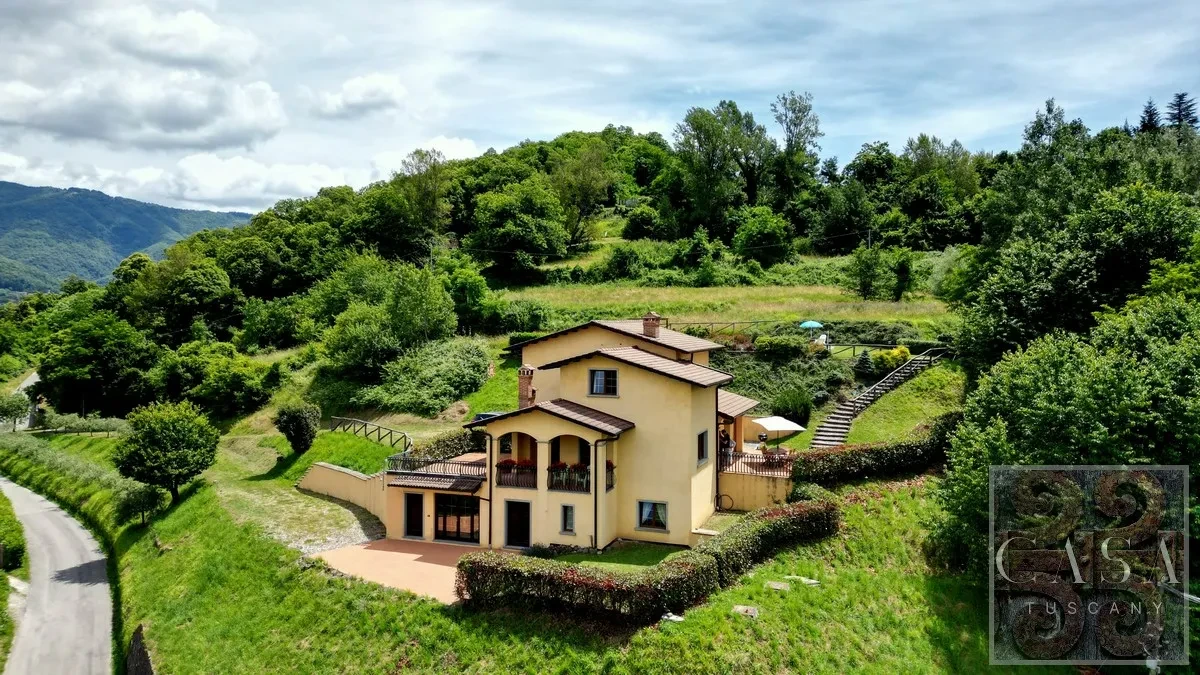 Luxury 5-Bedroom Villa with Pool and Expansive Gardens in Tuscany - Image 1