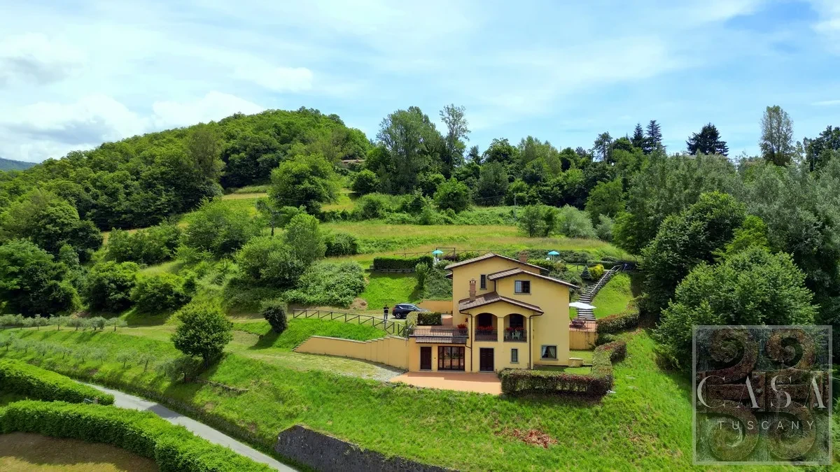 Luxury 5-Bedroom Villa with Pool and Expansive Gardens in Tuscany - Image 4