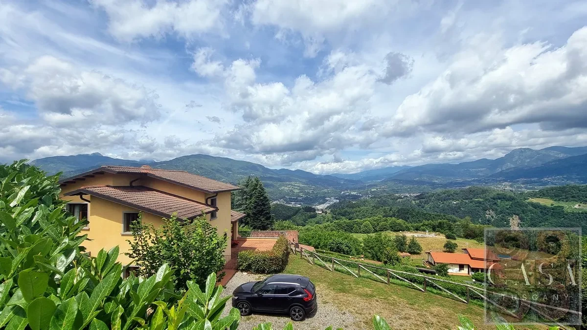 Luxury 5-Bedroom Villa with Pool and Expansive Gardens in Tuscany - View image 8 of 38