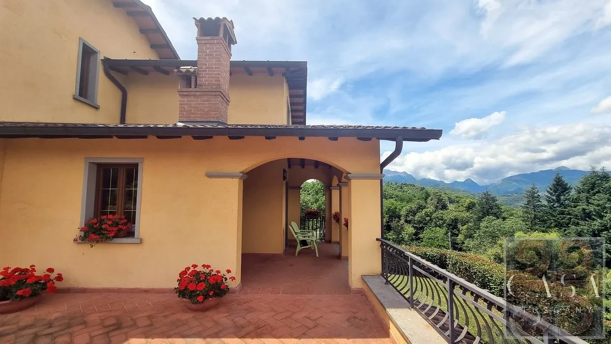 Luxury 5-Bedroom Villa with Pool and Expansive Gardens in Tuscany - View image 12 of 38