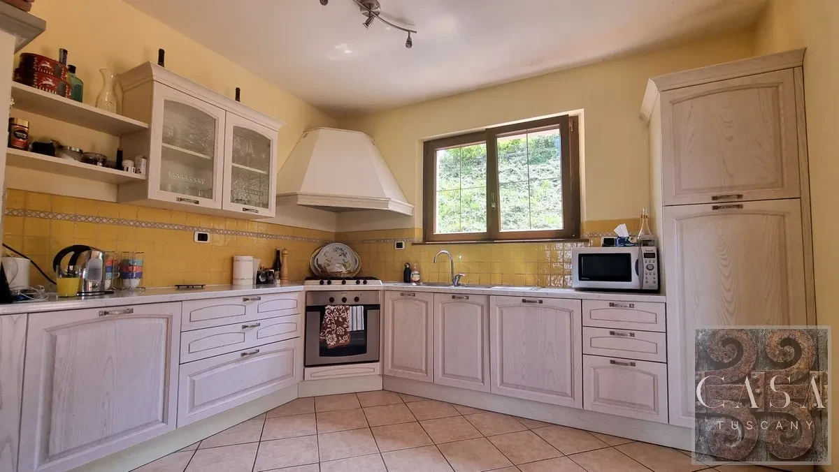 Luxury 5-Bedroom Villa with Pool and Expansive Gardens in Tuscany - View image 14 of 38