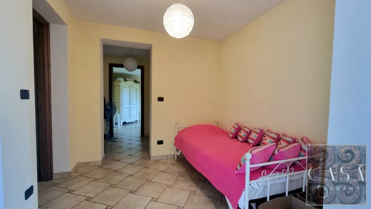 Luxury 5-Bedroom Villa with Pool and Expansive Gardens in Tuscany - View image 32 of 38