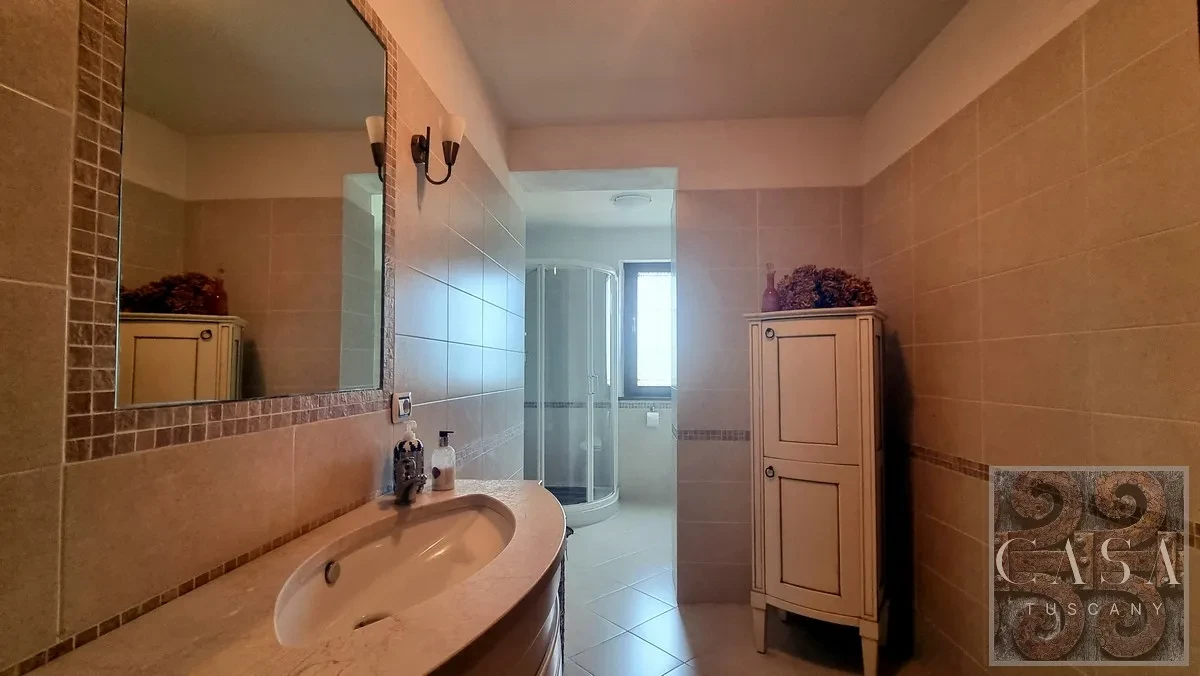 Luxury 5-Bedroom Villa with Pool and Expansive Gardens in Tuscany - View image 33 of 38