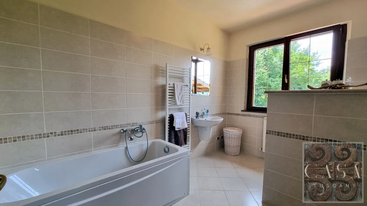 Luxury 5-Bedroom Villa with Pool and Expansive Gardens in Tuscany - View image 34 of 38