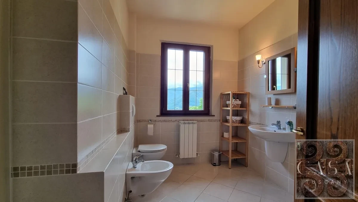 Luxury 5-Bedroom Villa with Pool and Expansive Gardens in Tuscany - View image 36 of 38