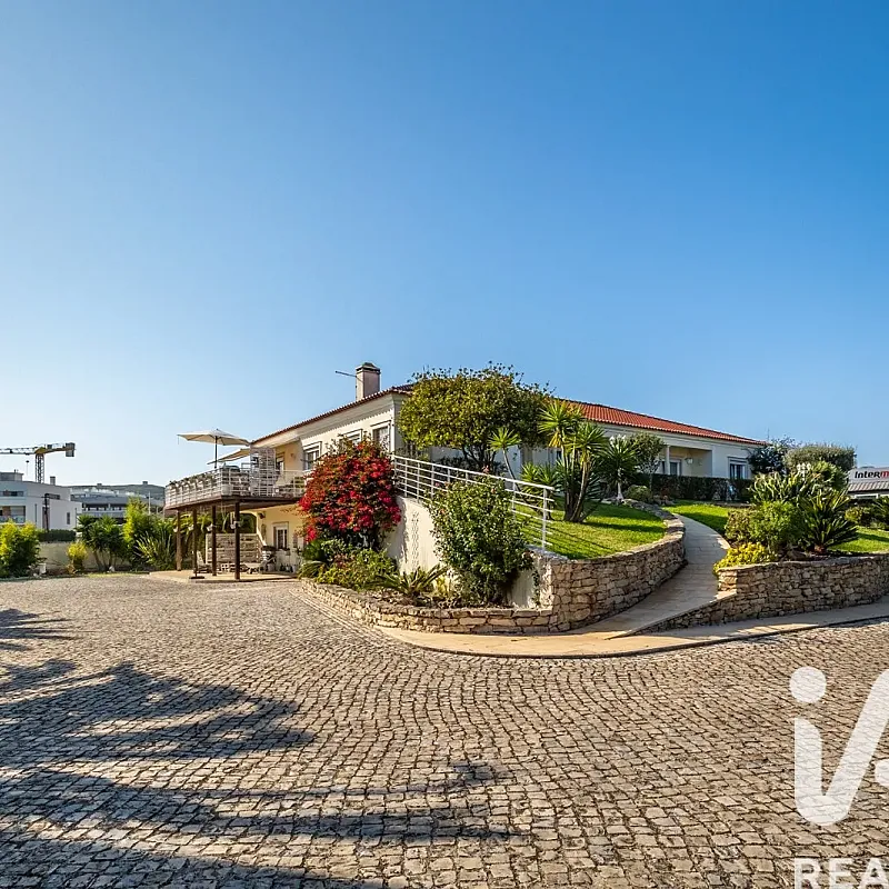 Contemporary 4-Bedroom Home Near São Martinho do Porto Beach with Expansive Gardens
