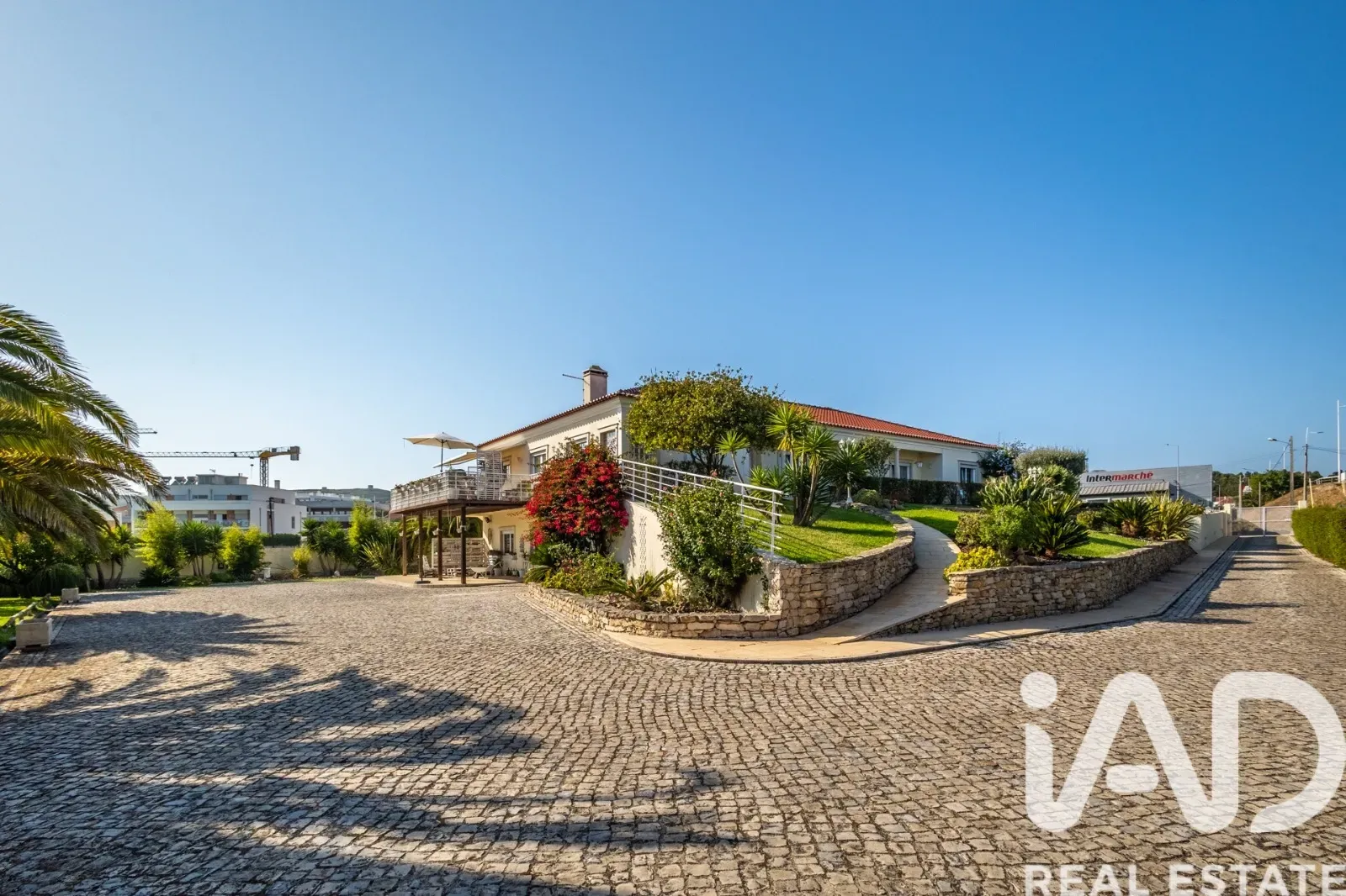 Contemporary 4-Bedroom Home Near São Martinho do Porto Beach with Expansive Gardens - Image 1