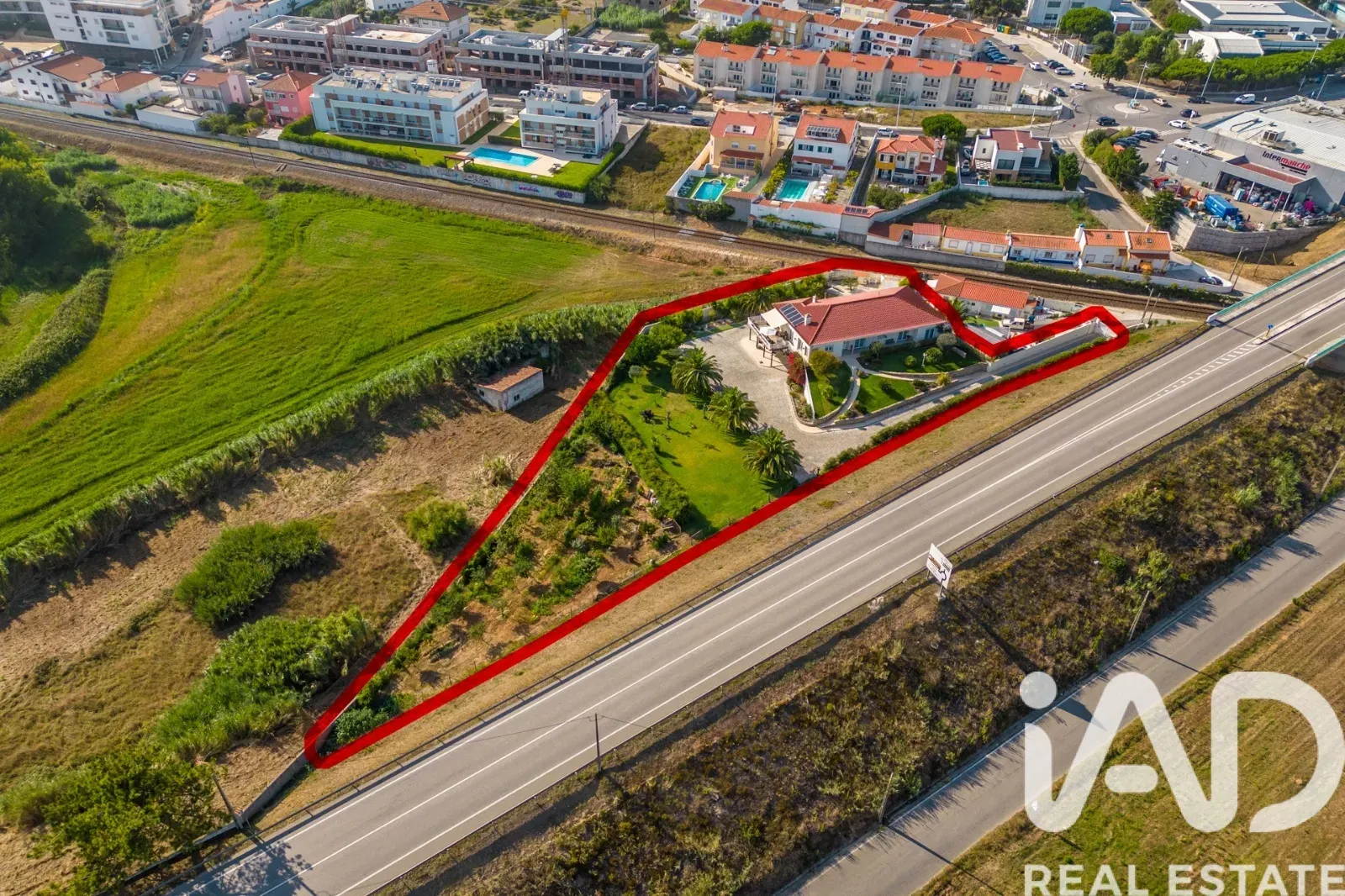 Contemporary 4-Bedroom Home Near São Martinho do Porto Beach with Expansive Gardens - Image 4