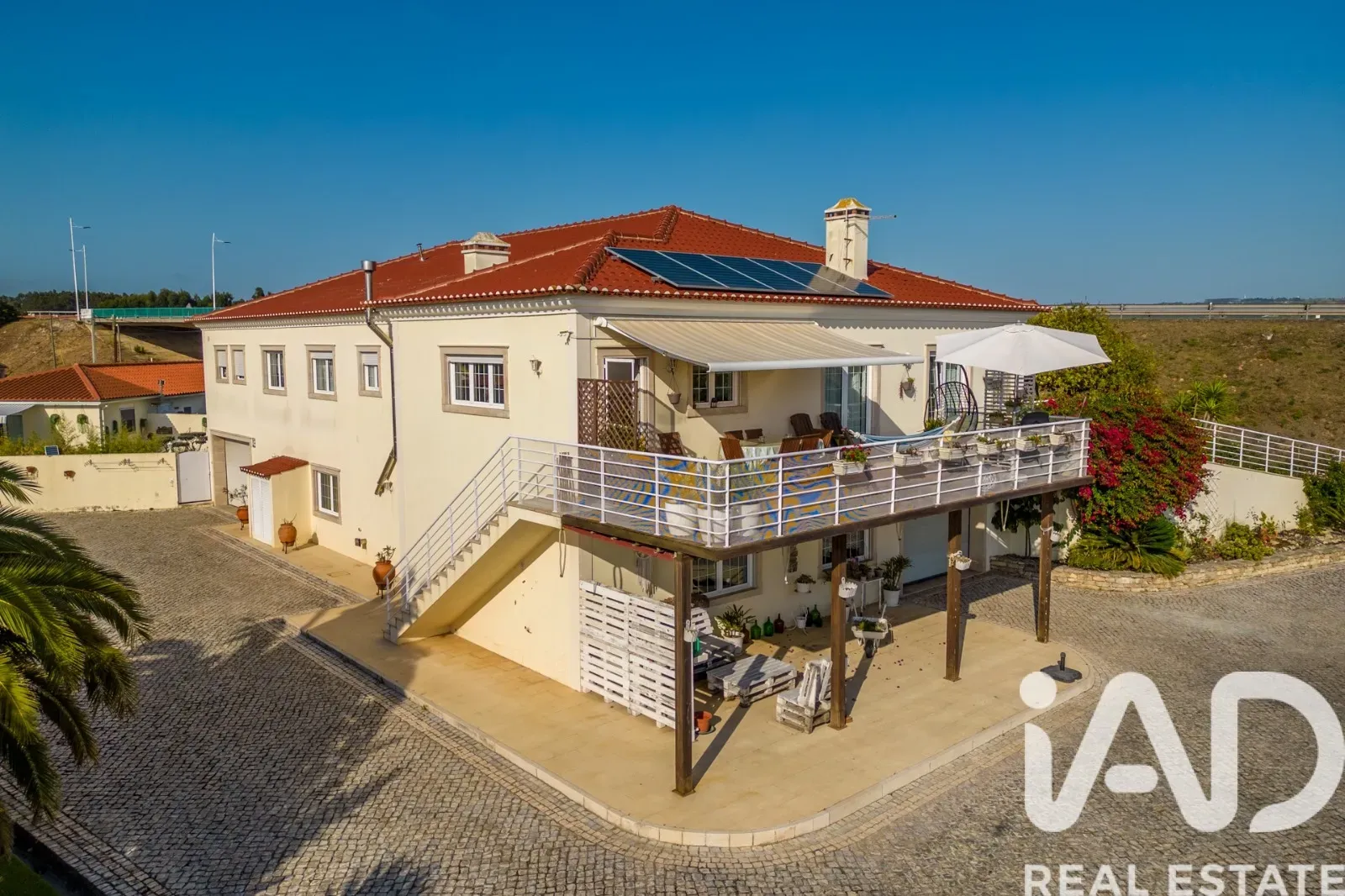 Contemporary 4-Bedroom Home Near São Martinho do Porto Beach with Expansive Gardens - View image 6 of 37