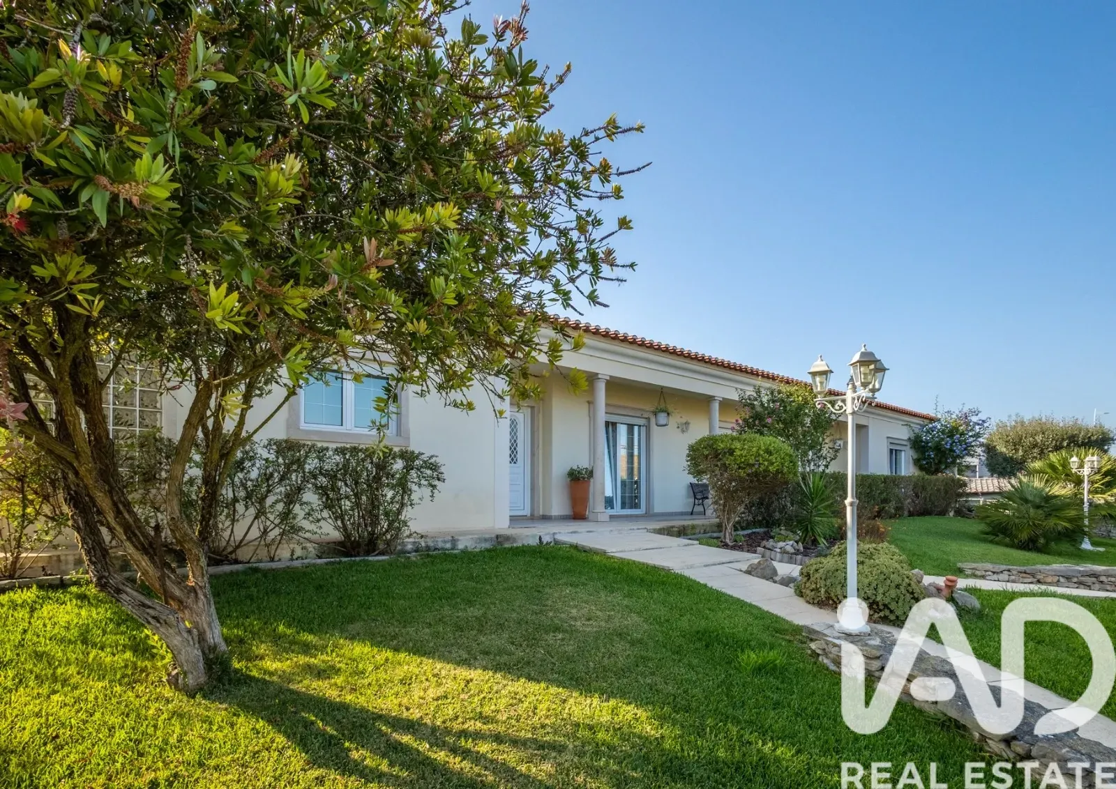 Contemporary 4-Bedroom Home Near São Martinho do Porto Beach with Expansive Gardens - View image 8 of 37