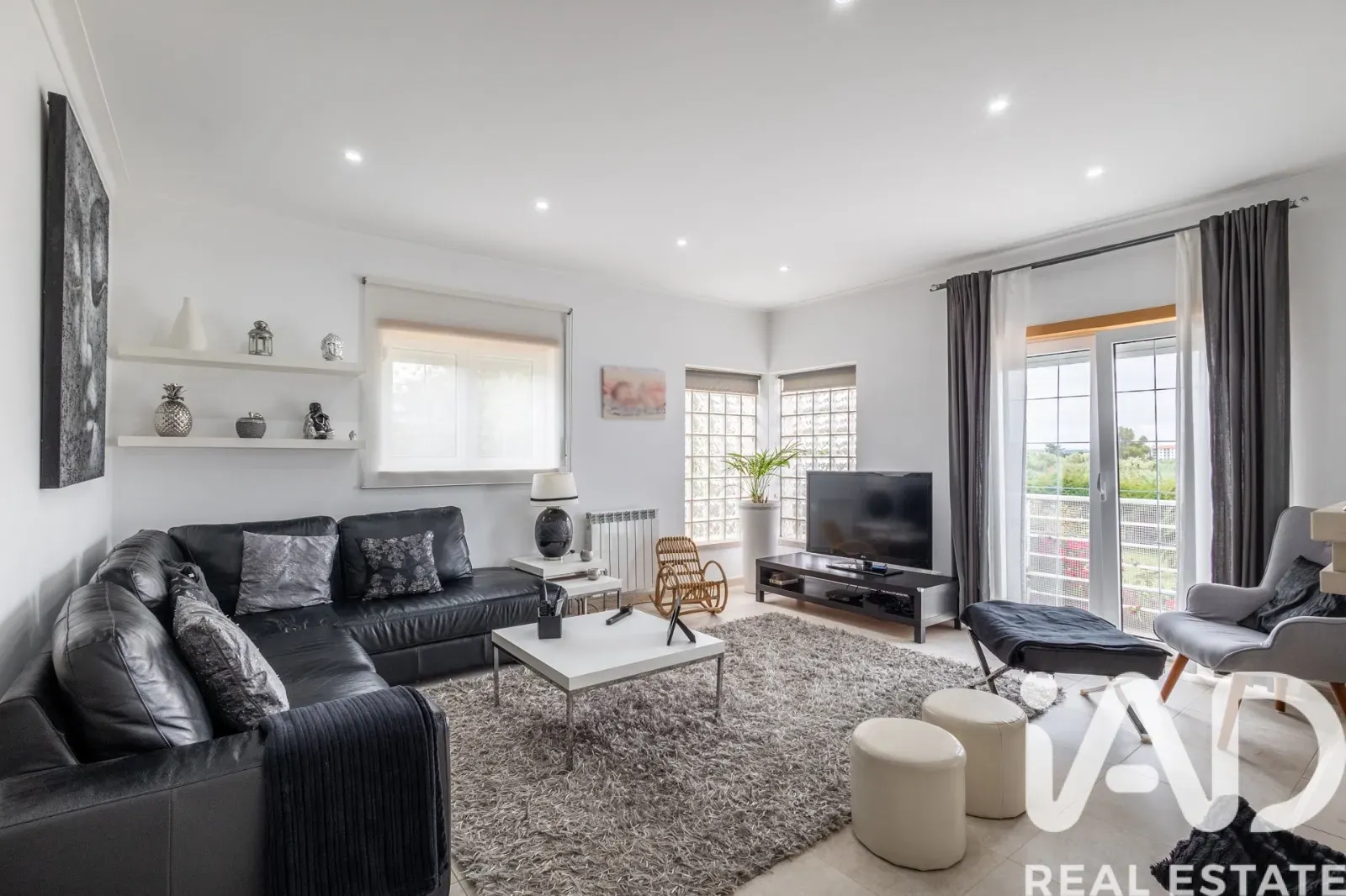 Contemporary 4-Bedroom Home Near São Martinho do Porto Beach with Expansive Gardens - View image 9 of 37