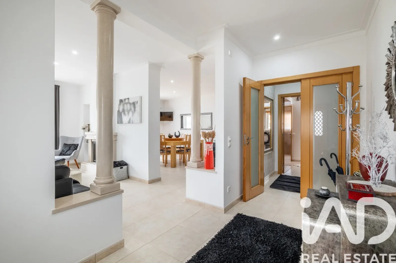 Contemporary 4-Bedroom Home Near São Martinho do Porto Beach with Expansive Gardens - View image 10 of 37