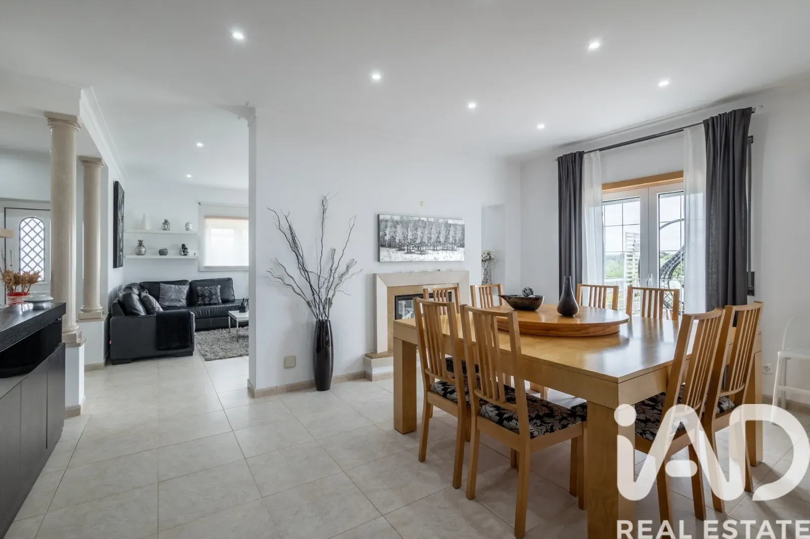 Contemporary 4-Bedroom Home Near São Martinho do Porto Beach with Expansive Gardens - View image 12 of 37