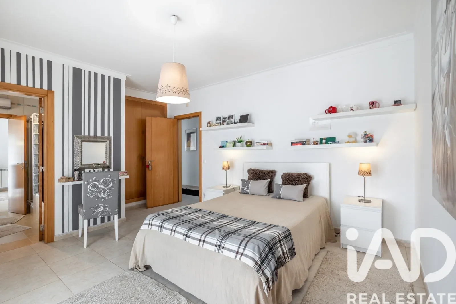 Contemporary 4-Bedroom Home Near São Martinho do Porto Beach with Expansive Gardens - View image 13 of 37