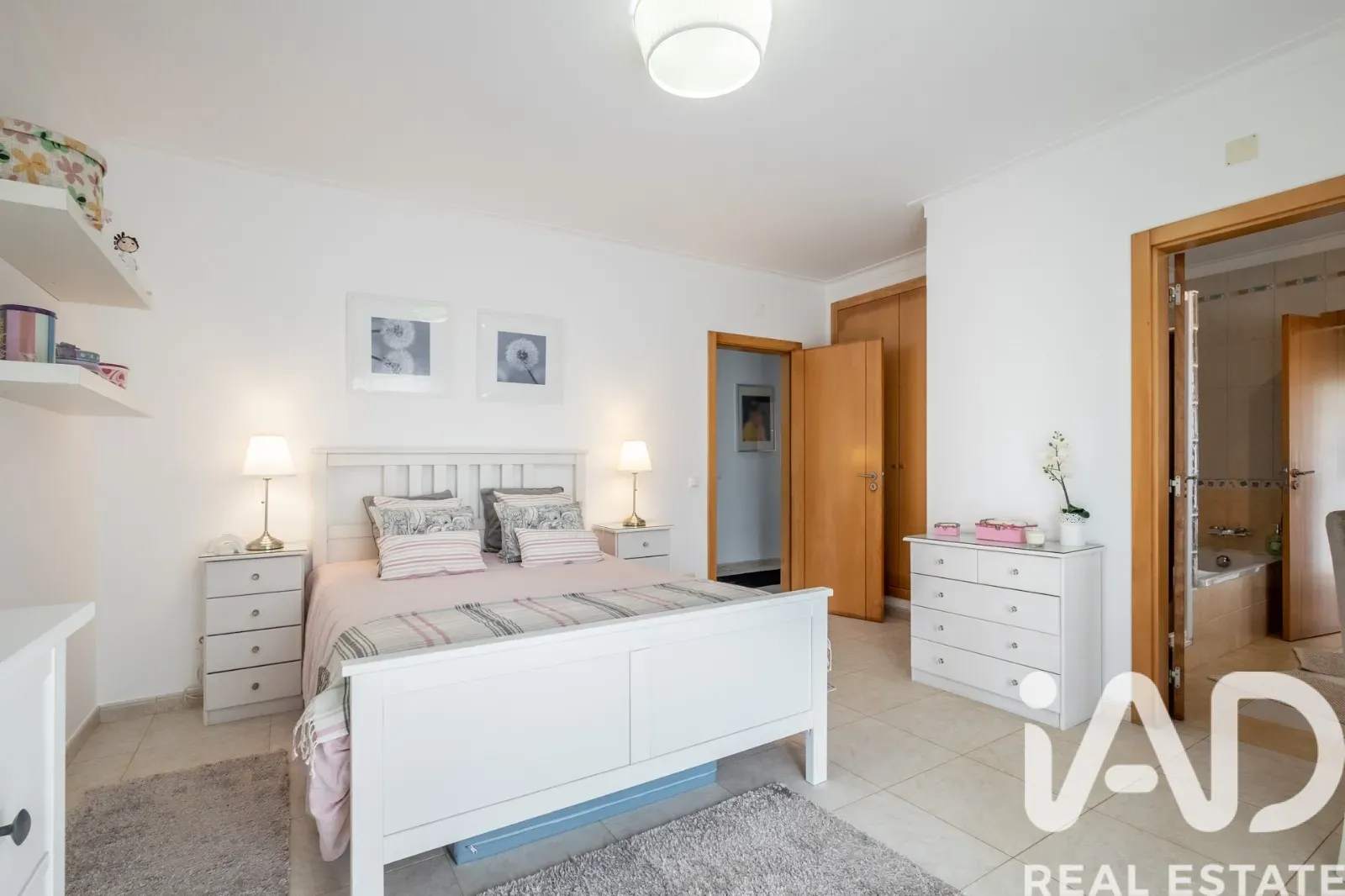 Contemporary 4-Bedroom Home Near São Martinho do Porto Beach with Expansive Gardens - View image 14 of 37