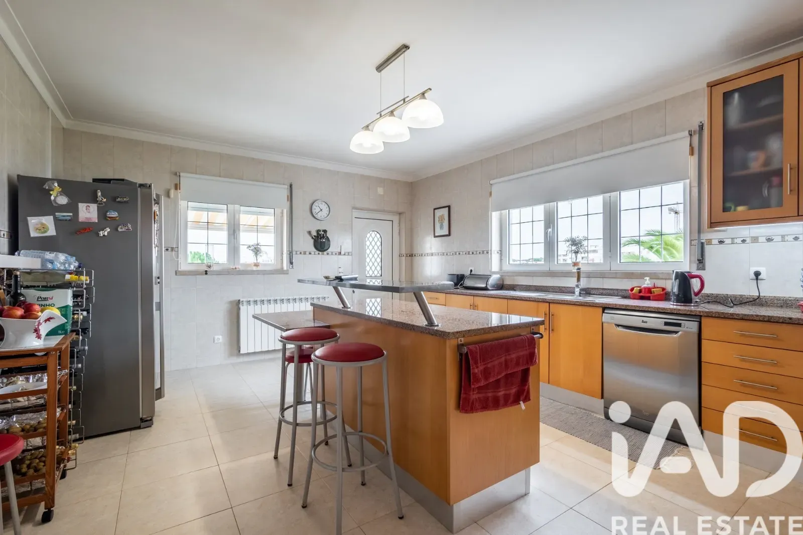 Contemporary 4-Bedroom Home Near São Martinho do Porto Beach with Expansive Gardens - View image 16 of 37