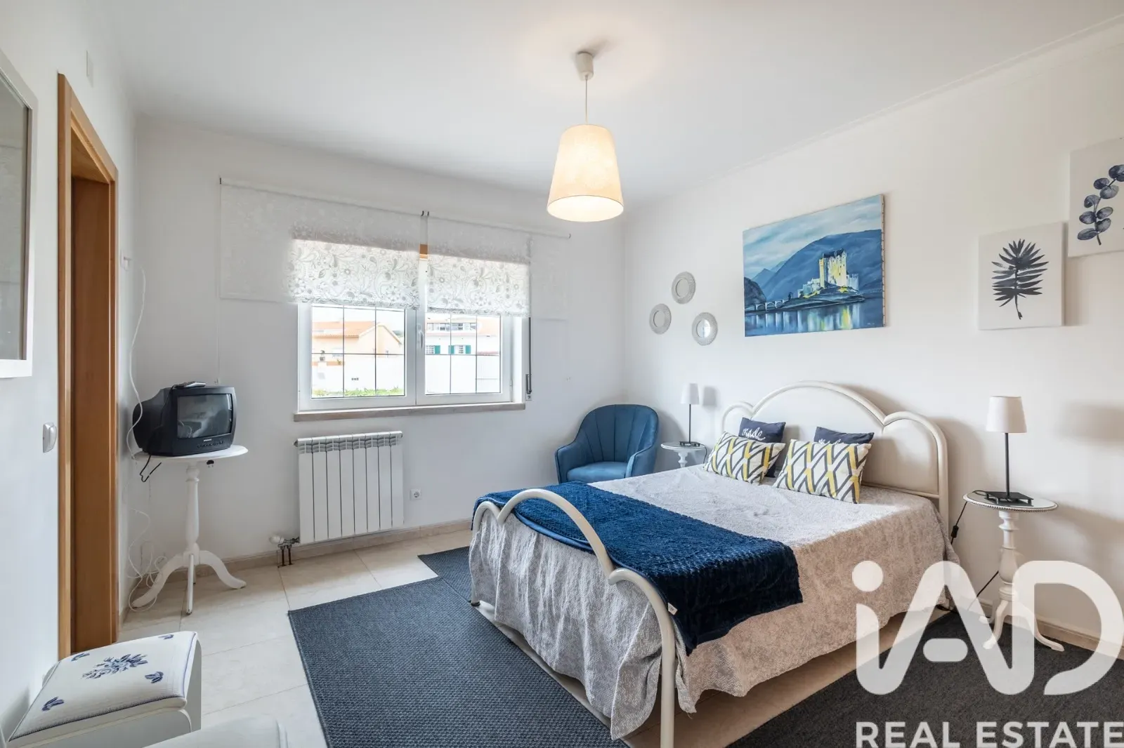 Contemporary 4-Bedroom Home Near São Martinho do Porto Beach with Expansive Gardens - View image 18 of 37