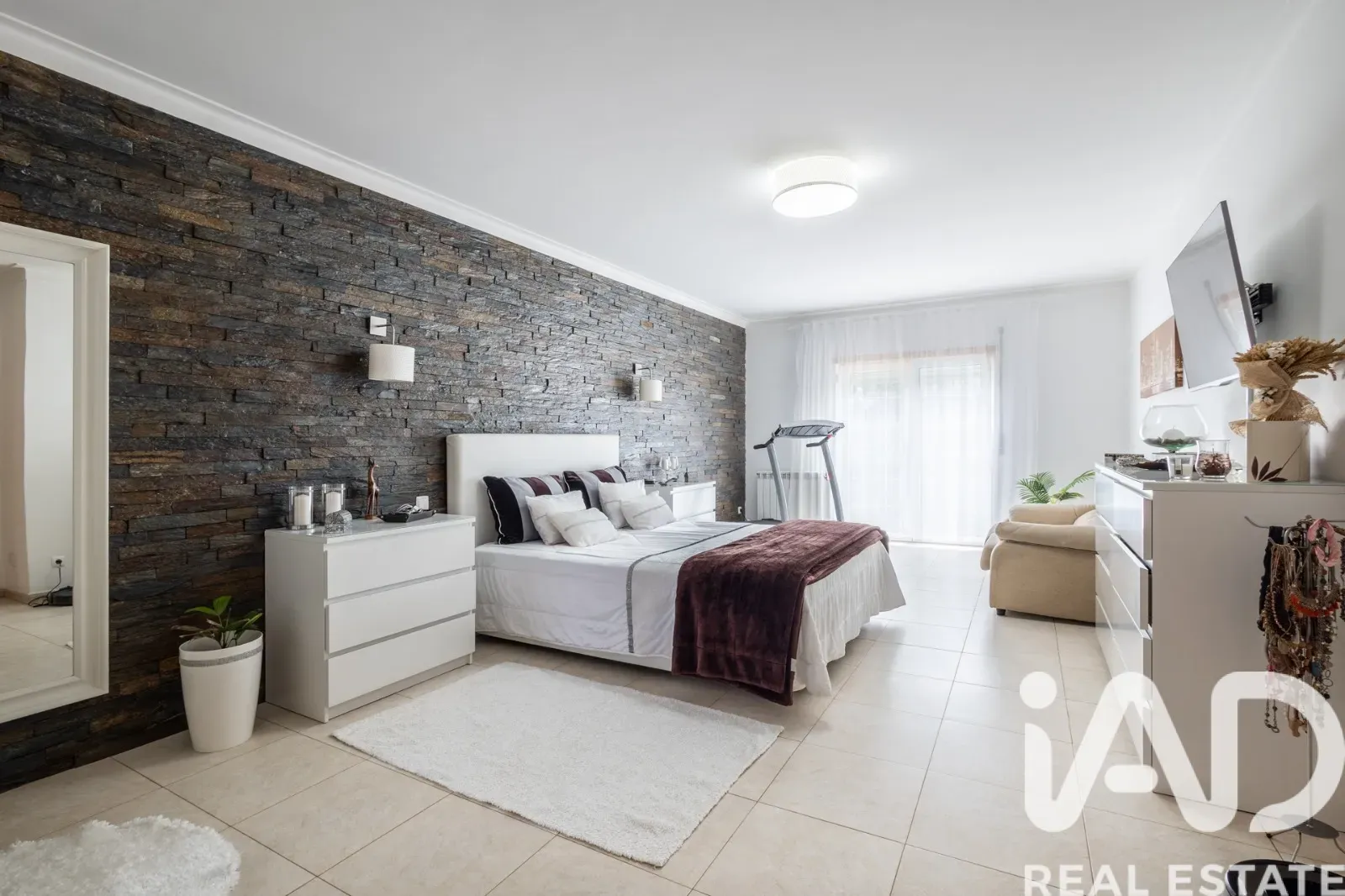 Contemporary 4-Bedroom Home Near São Martinho do Porto Beach with Expansive Gardens - View image 19 of 37