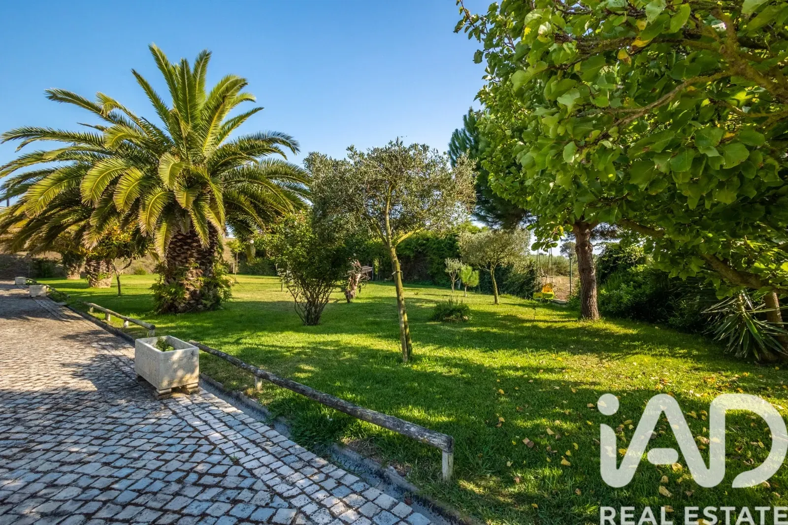 Contemporary 4-Bedroom Home Near São Martinho do Porto Beach with Expansive Gardens - View image 23 of 37