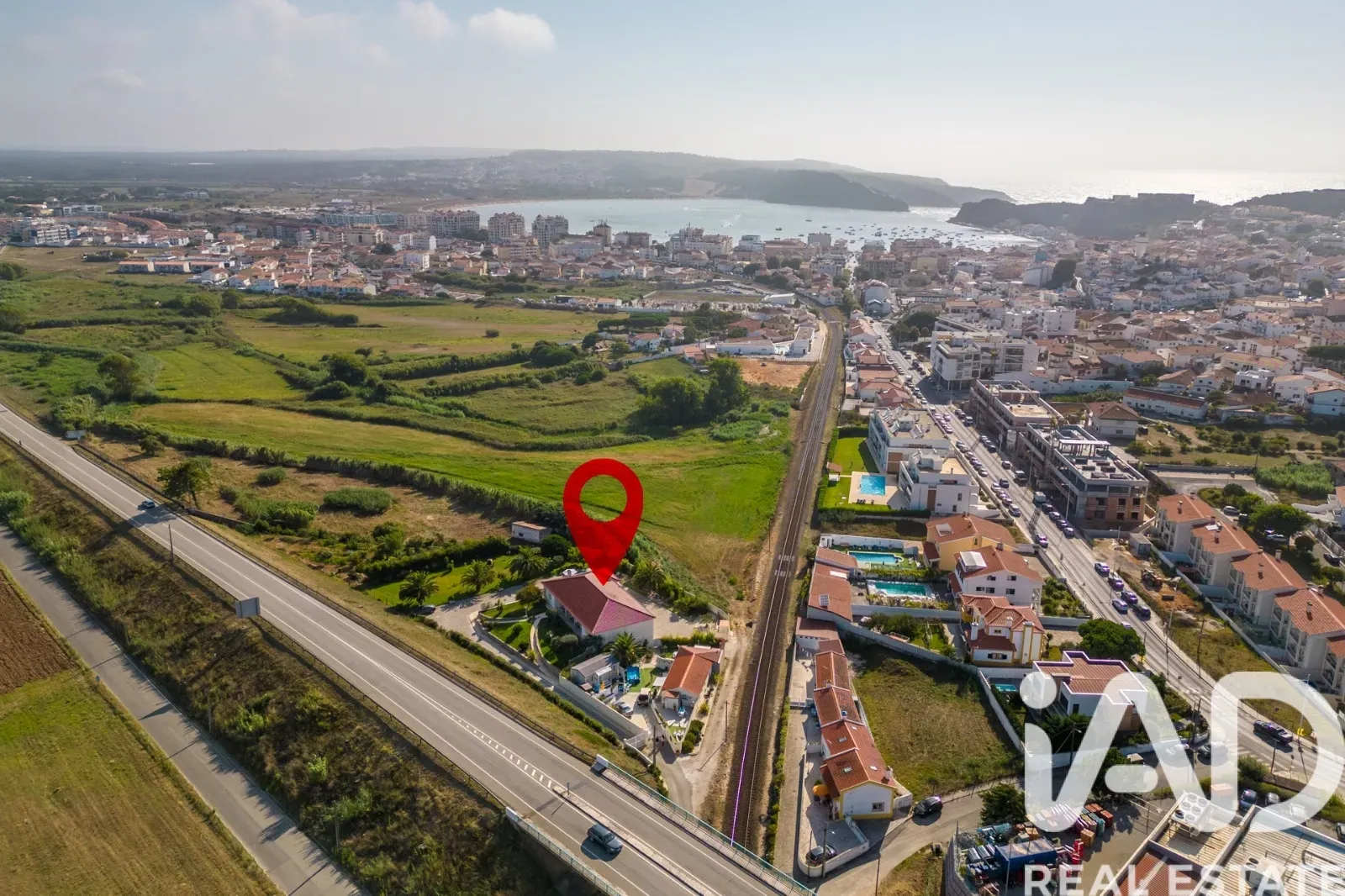 Contemporary 4-Bedroom Home Near São Martinho do Porto Beach with Expansive Gardens - View image 25 of 37