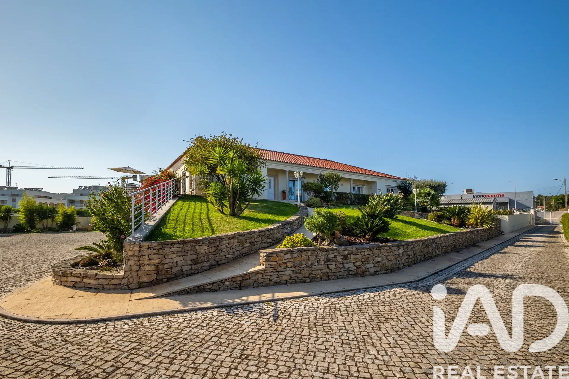 Contemporary 4-Bedroom Home Near São Martinho do Porto Beach with Expansive Gardens - View image 29 of 37