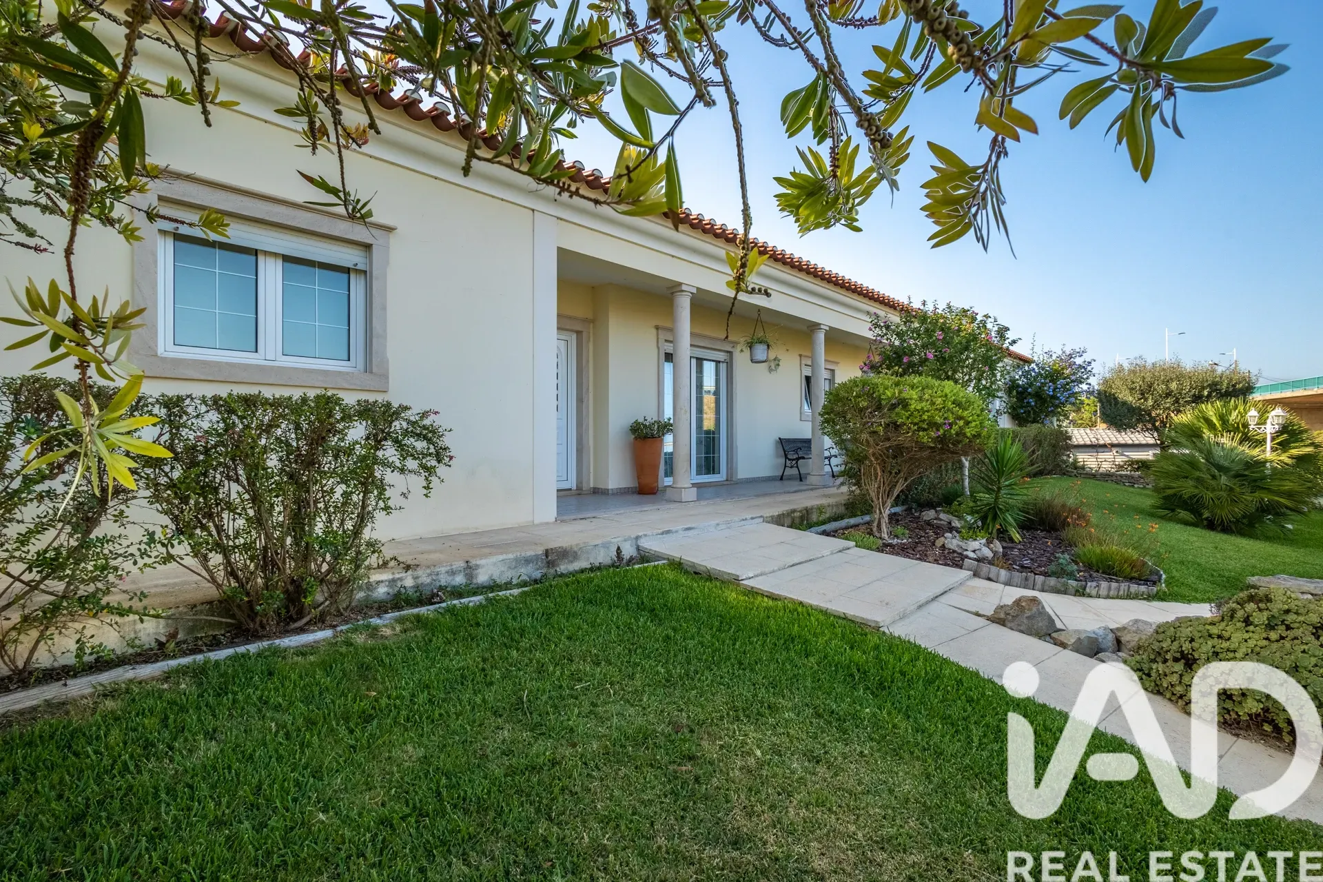 Contemporary 4-Bedroom Home Near São Martinho do Porto Beach with Expansive Gardens - View image 31 of 37