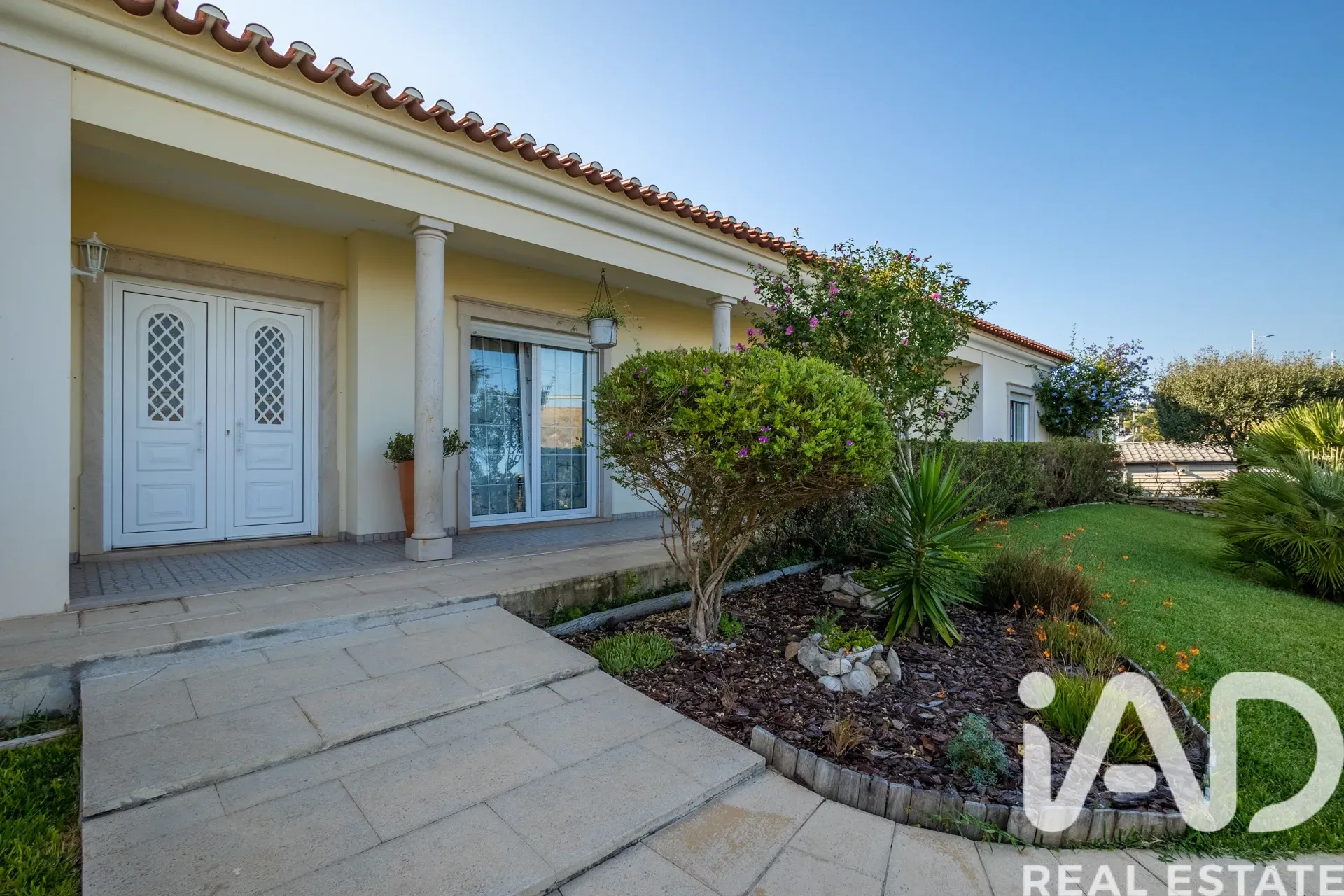 Contemporary 4-Bedroom Home Near São Martinho do Porto Beach with Expansive Gardens - View image 32 of 37