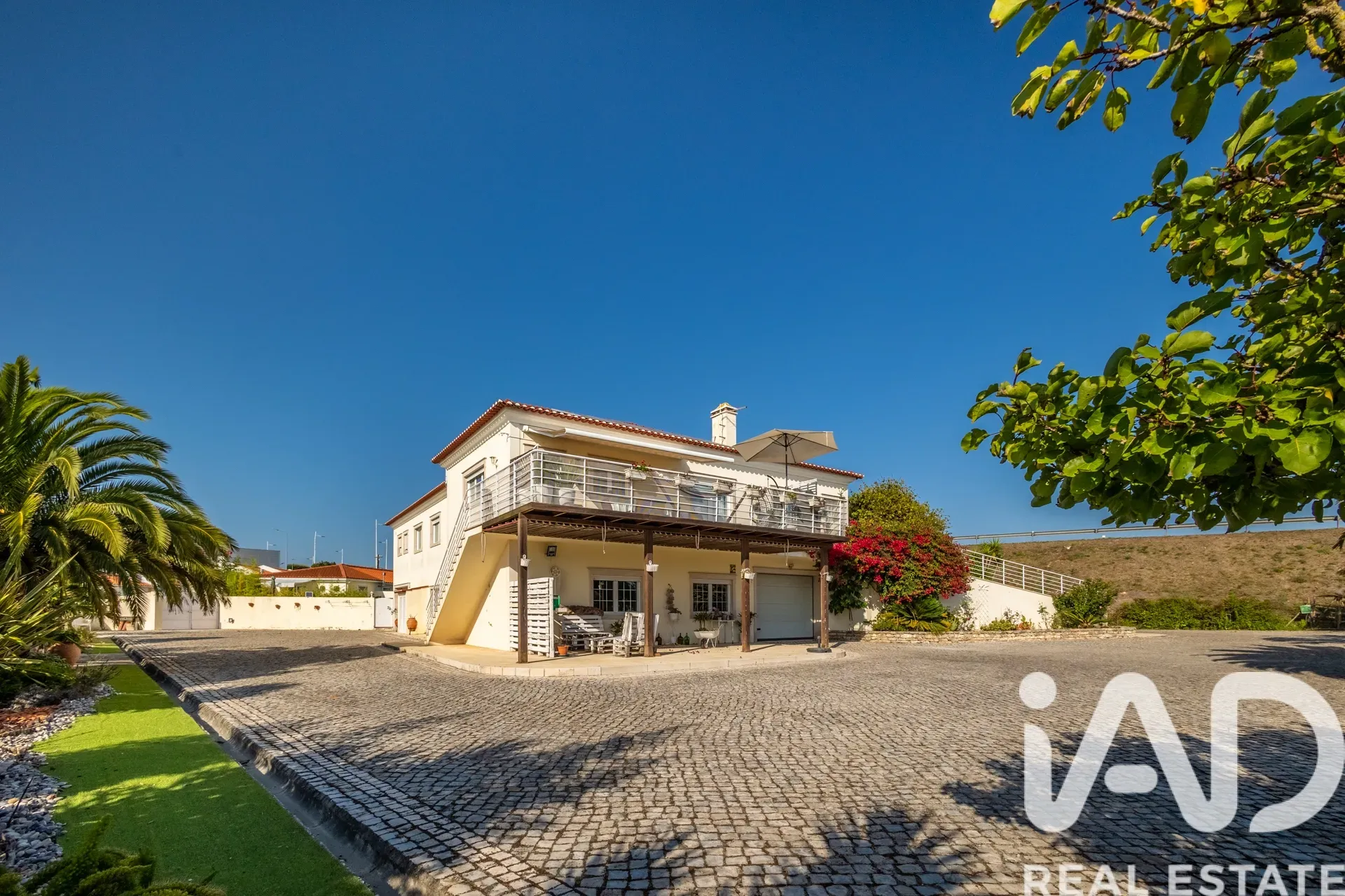 Contemporary 4-Bedroom Home Near São Martinho do Porto Beach with Expansive Gardens - View image 33 of 37