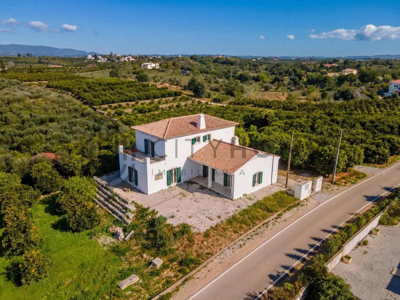 3-Bedroom Algarve House with Expansive Citrus Orchard and Rural Potential - Image 1