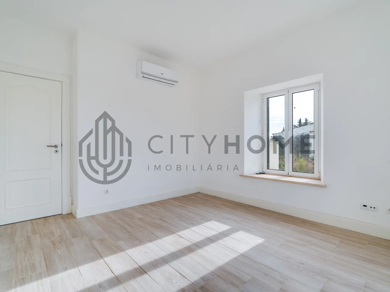 3-Bedroom Algarve House with Expansive Citrus Orchard and Rural Potential - View image 17 of 36