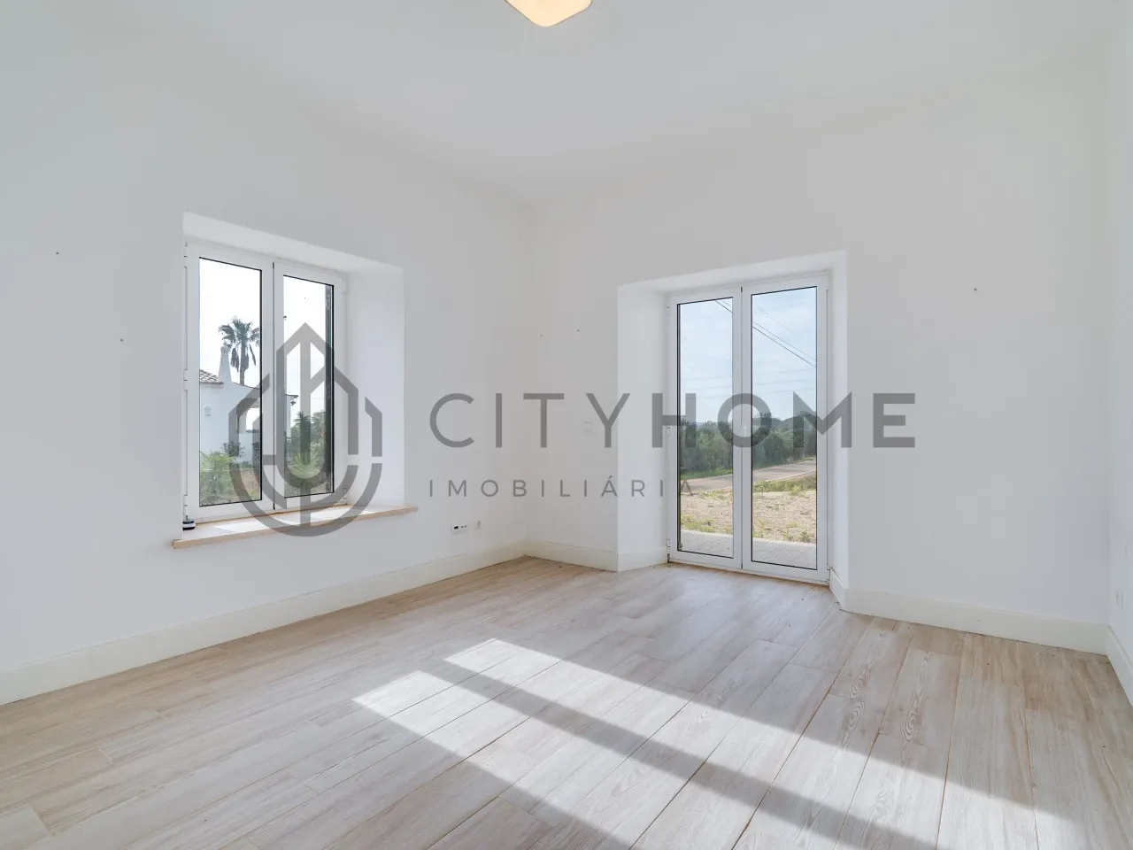 3-Bedroom Algarve House with Expansive Citrus Orchard and Rural Potential - View image 19 of 36