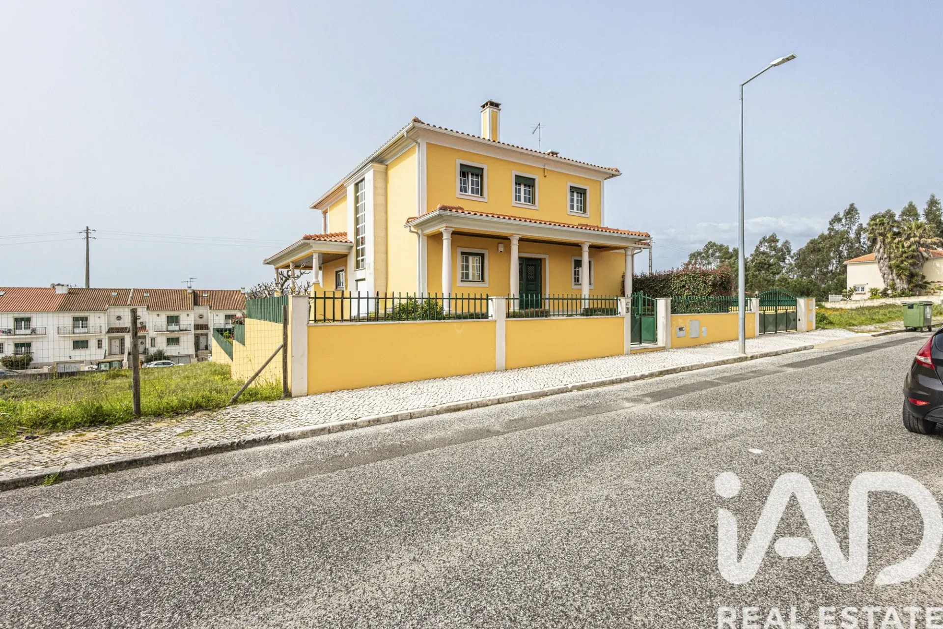 Spacious 5-Bedroom Family Home with Garden in Rio Maior, Portugal - Image 1