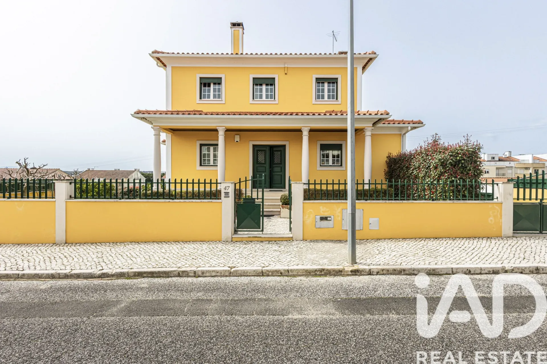 Spacious 5-Bedroom Family Home with Garden in Rio Maior, Portugal - Image 2