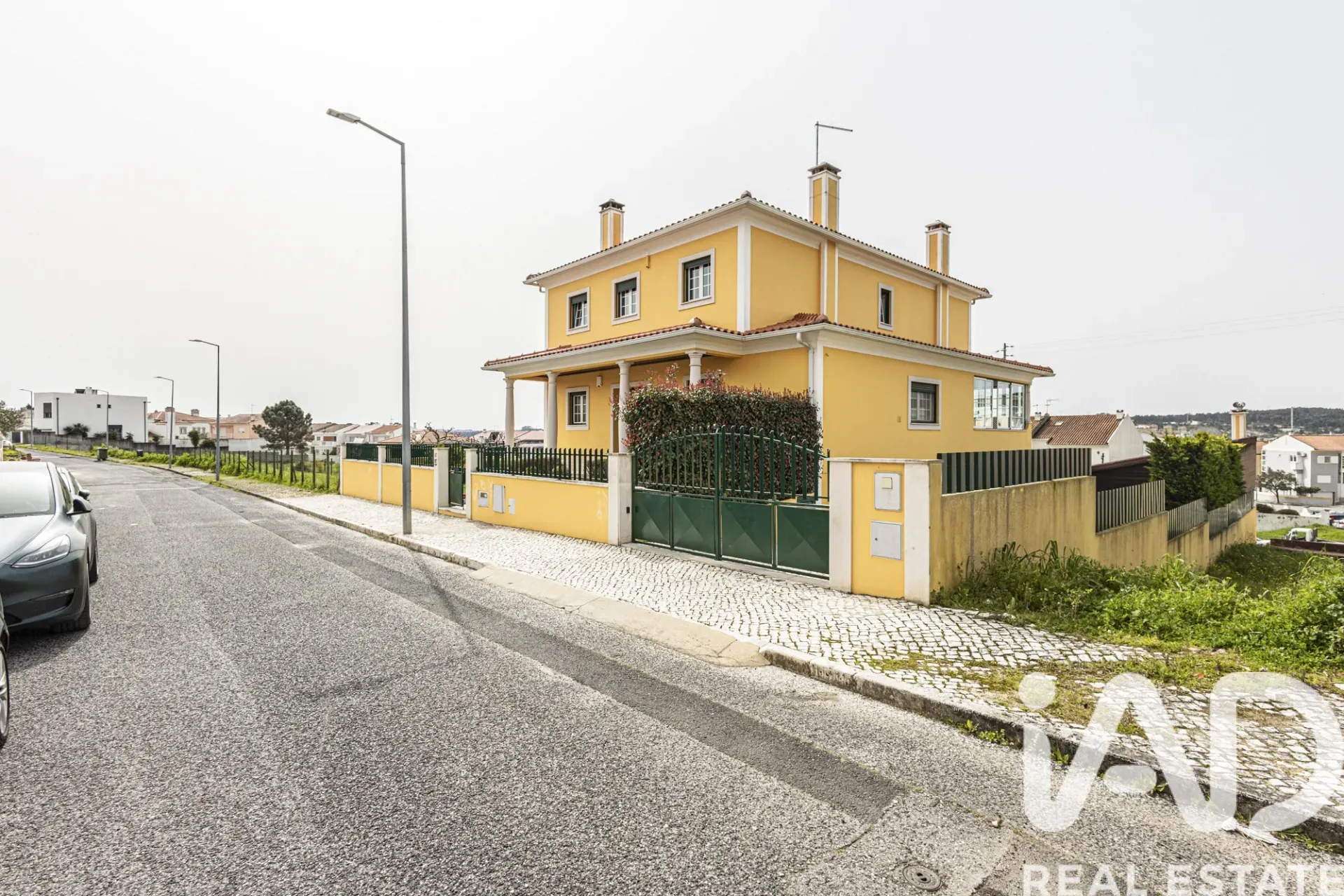 Spacious 5-Bedroom Family Home with Garden in Rio Maior, Portugal - Image 3