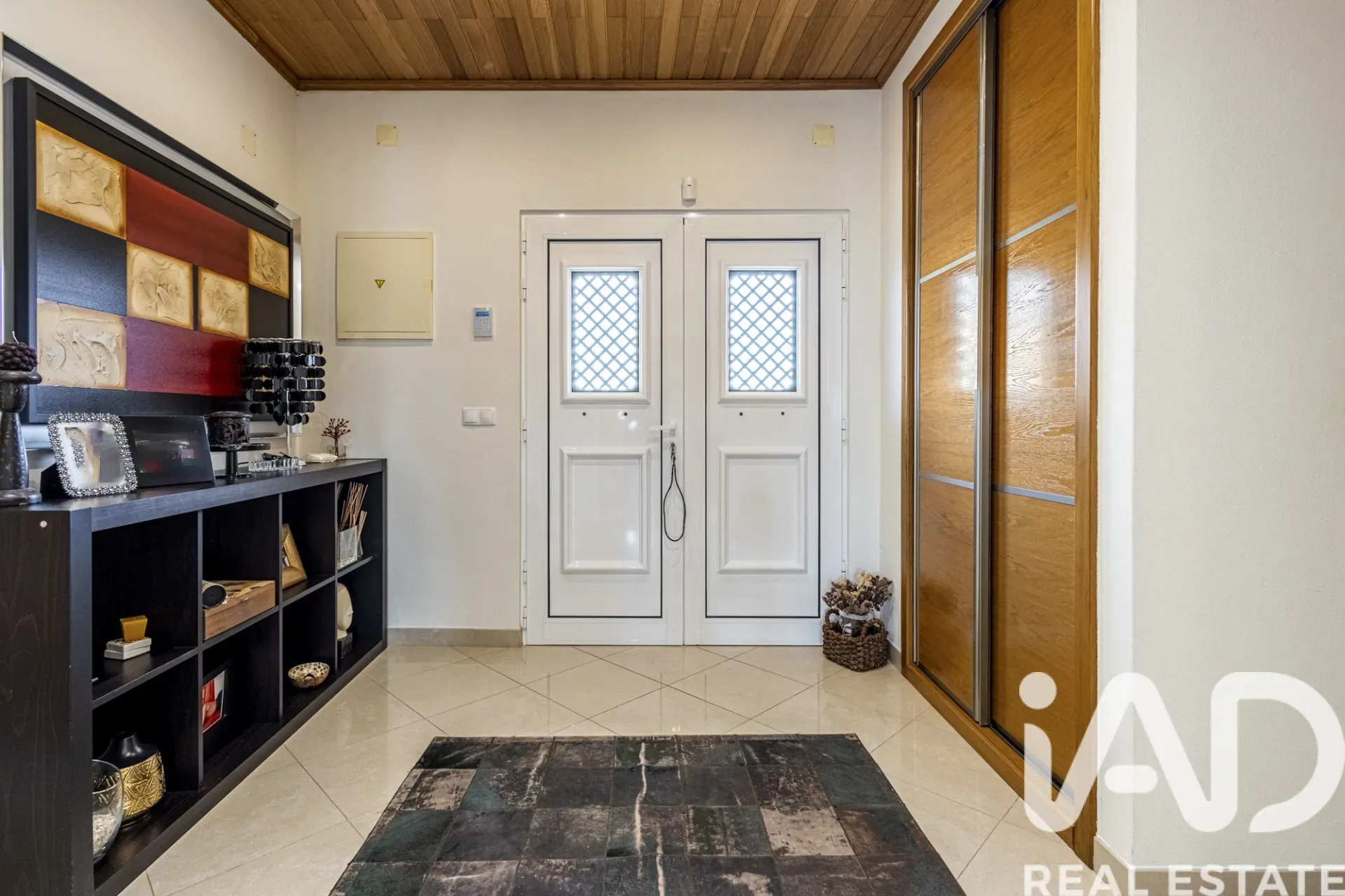 Spacious 5-Bedroom Family Home with Garden in Rio Maior, Portugal - Image 4